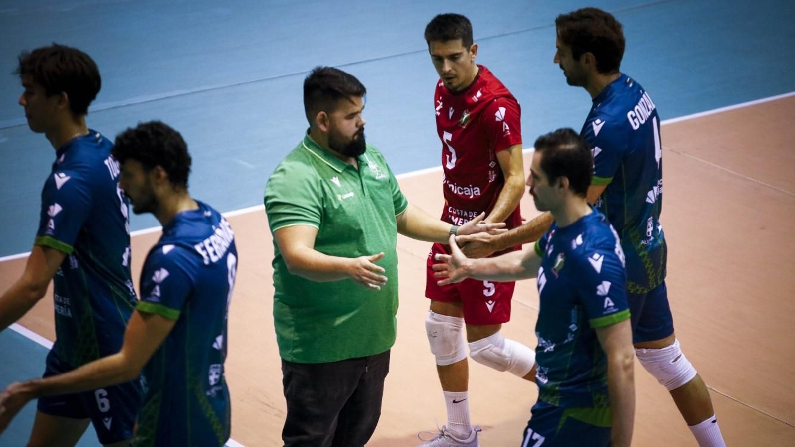 Pablo Ruiz saluda a sus jugadores en uno de los encuentros ligueros.