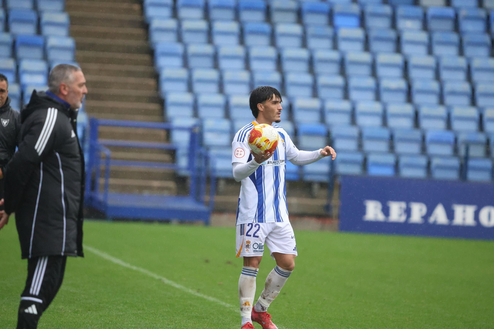 Néstor Senra se dispone a sacar de banda en el día de ayer.