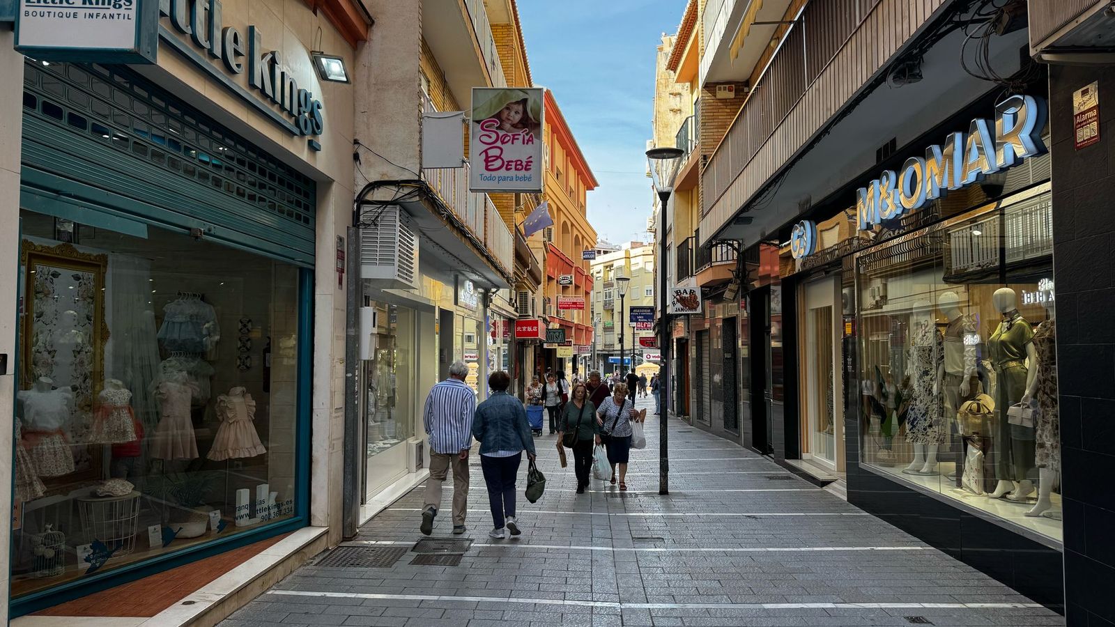 Vuelta a la normalidad en los negocios de la conocida como calle de la Moruna de Motril