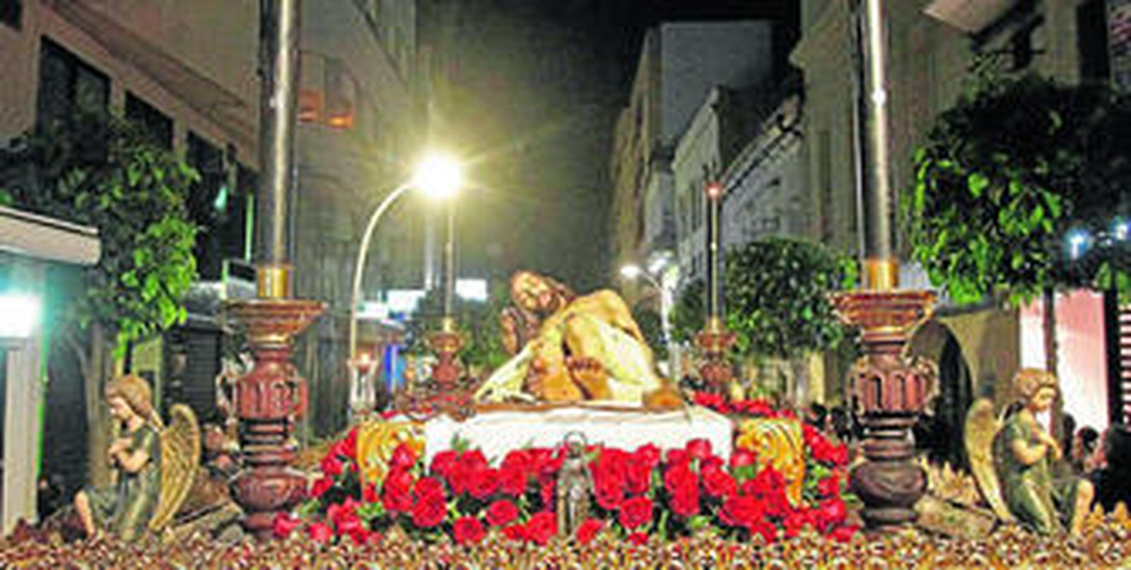 El Cristo yacente de la cofradía del Santo Entierro, durante su recorrido por las calles de Algeciras.