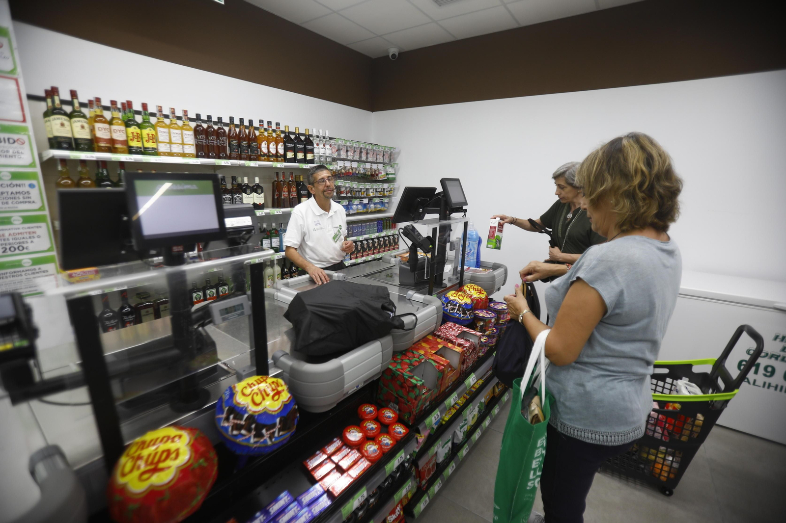 Las imágenes de la apertura del primer supermercado de Andalucía estionado por personas con discapacidad