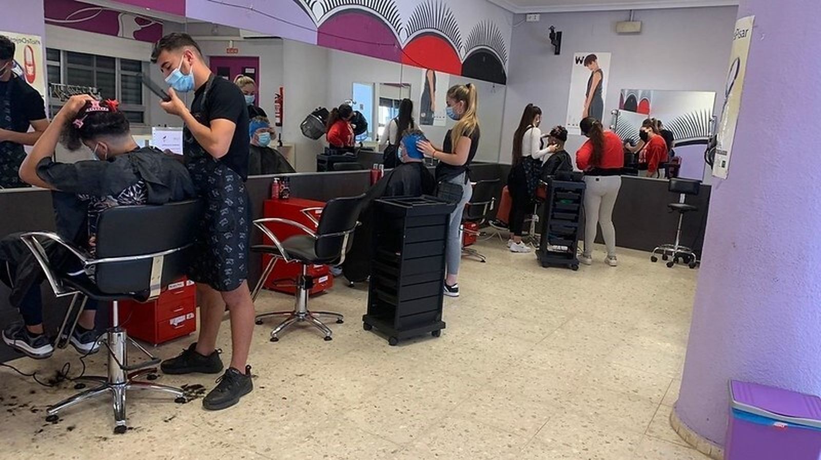 Jóvenes de Las Palmeras en un curso de peluquería.