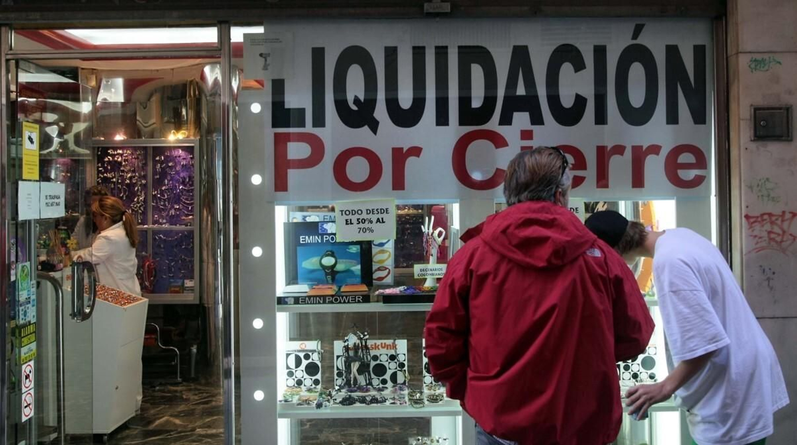Cartel de liquidación por cierre en un comercio, entre los sectores más afectados por el aumento de los gastos.