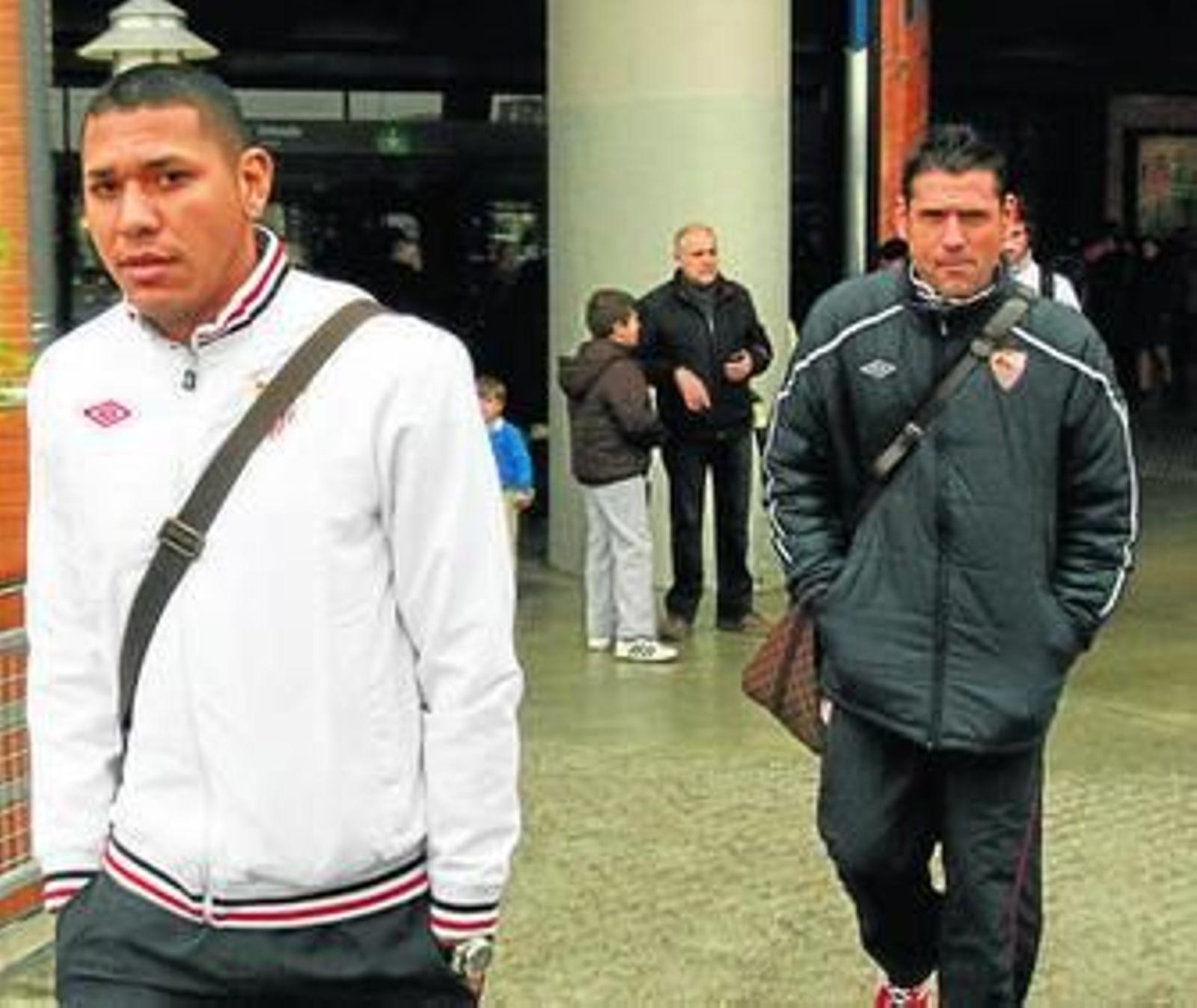 Palop, en segundo plano tras Maduro, a su llegada ayer a Sevilla.