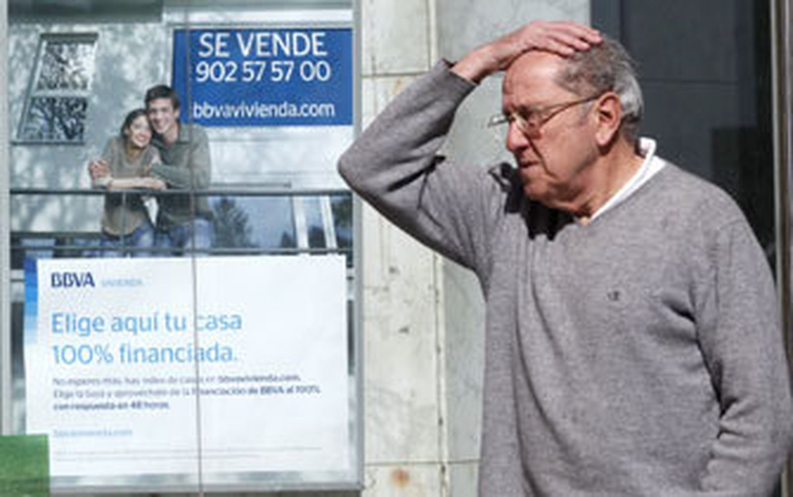 Una entidad bancaria anuncia hipotecas al cien por cien en una sucursal del centro de Cádiz./Jesús Marín