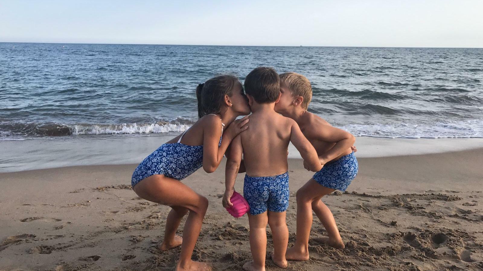 Carolina, Hugo y Daniel, los tres hijos de Marian Vaya, afectados por la Ataxia de Friedreich