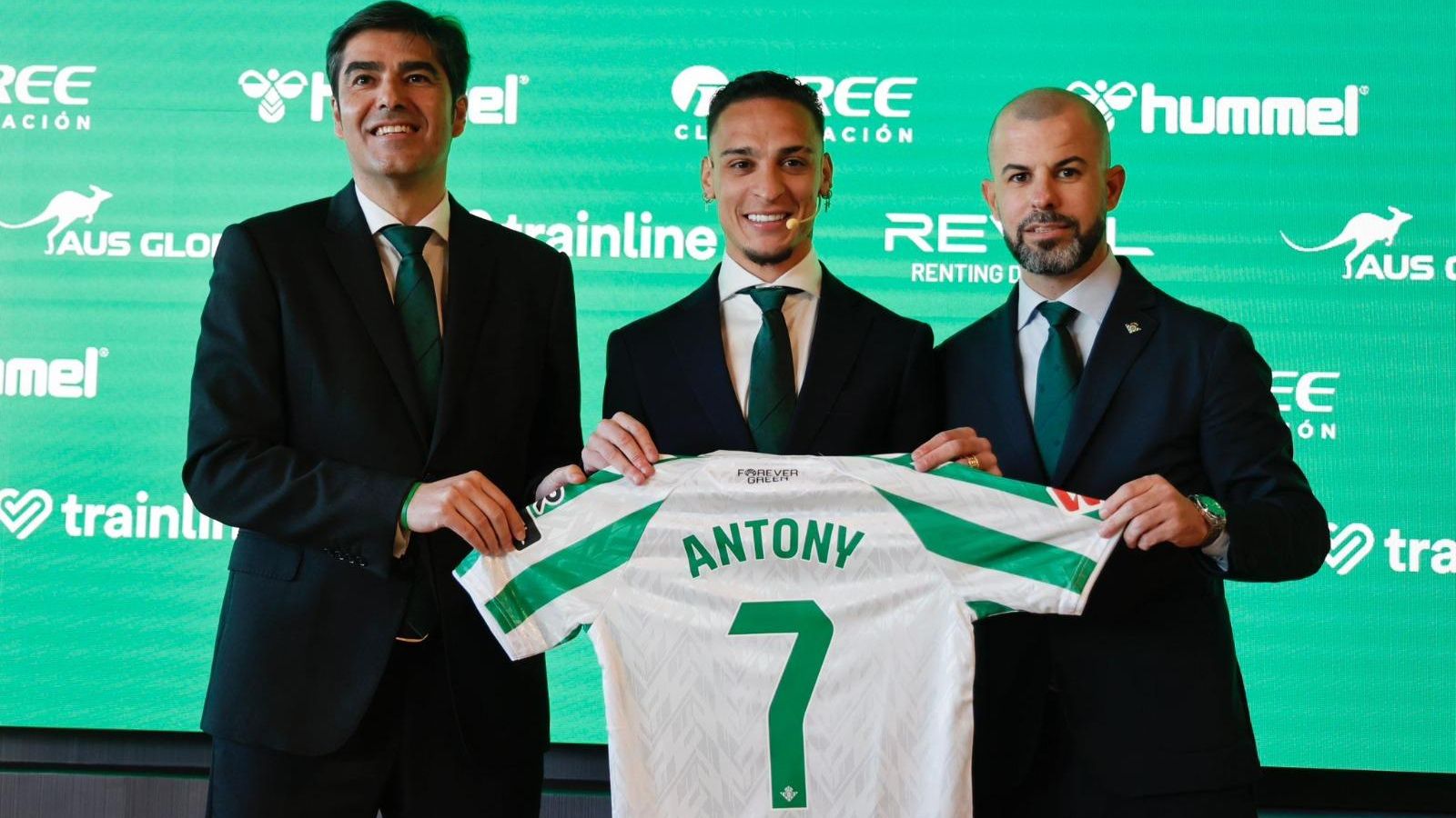 Antony posa con su camiseta del Betis