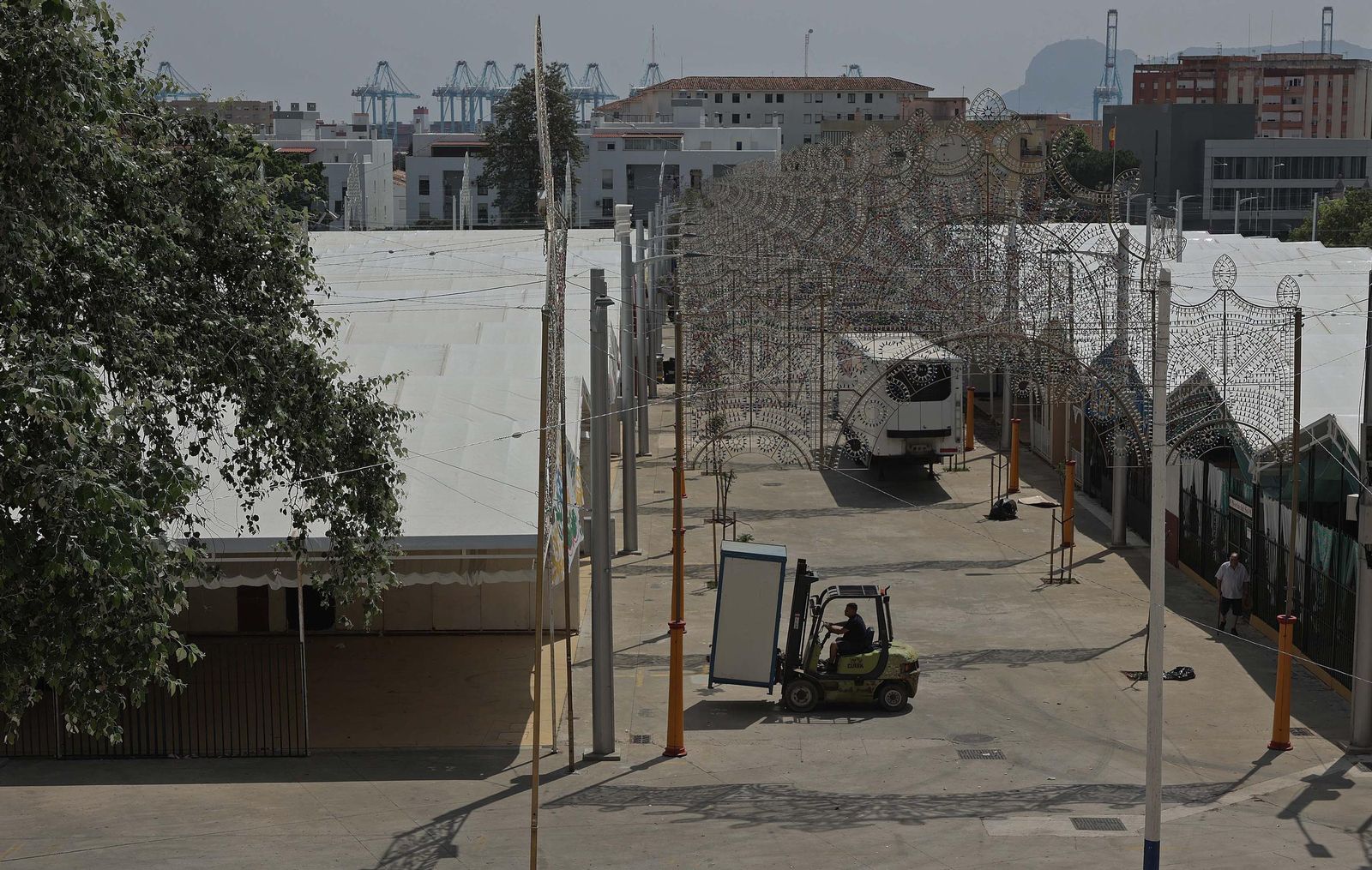 Fotos del montaje de la Feria Real de Algeciras 2025