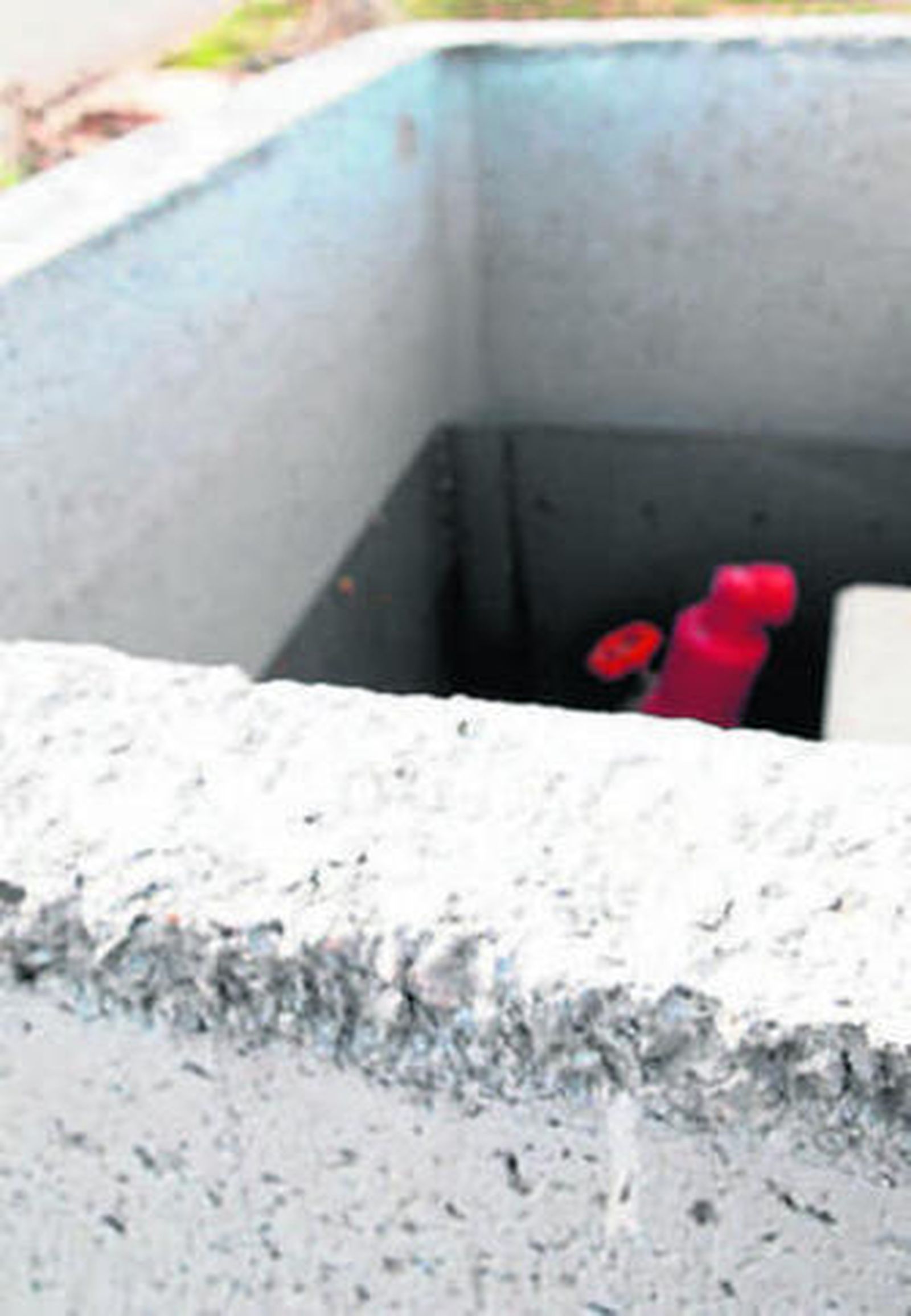 Caja de la red de agua sin tapa.