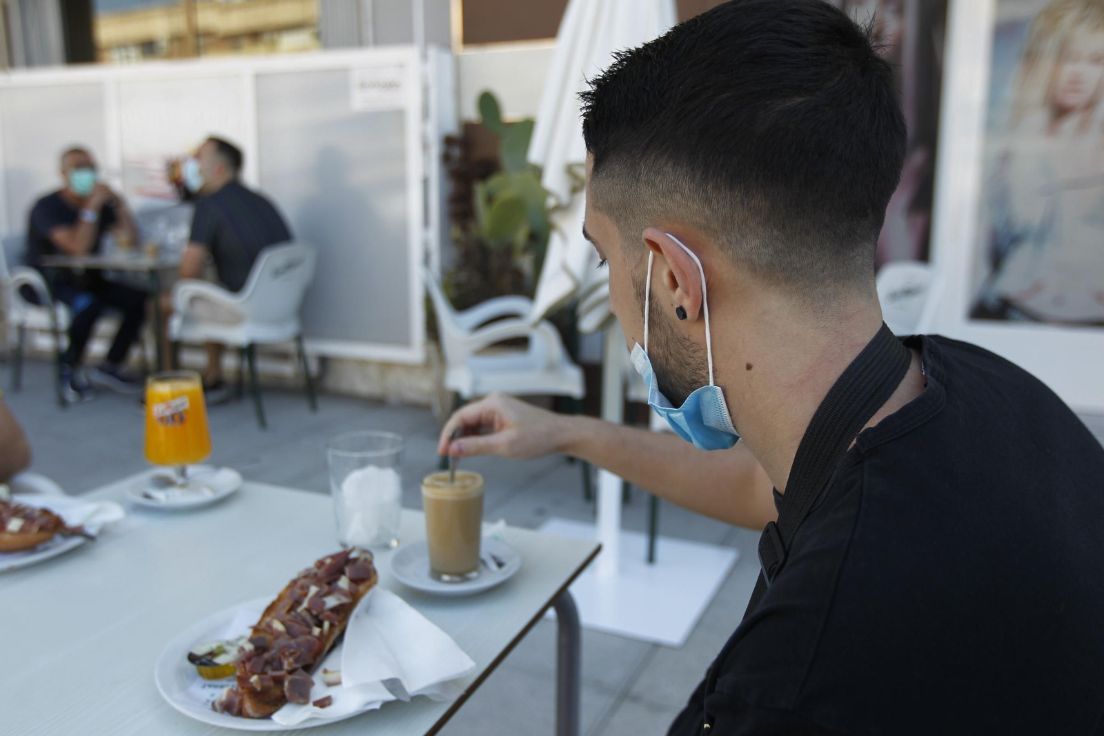 Primer día de apertura de la hostelería en Almería. Coronavirus-COVID-19