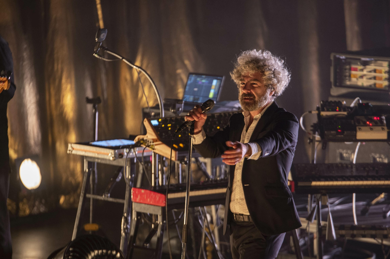 León Benavente durante su actuación en Almeria.