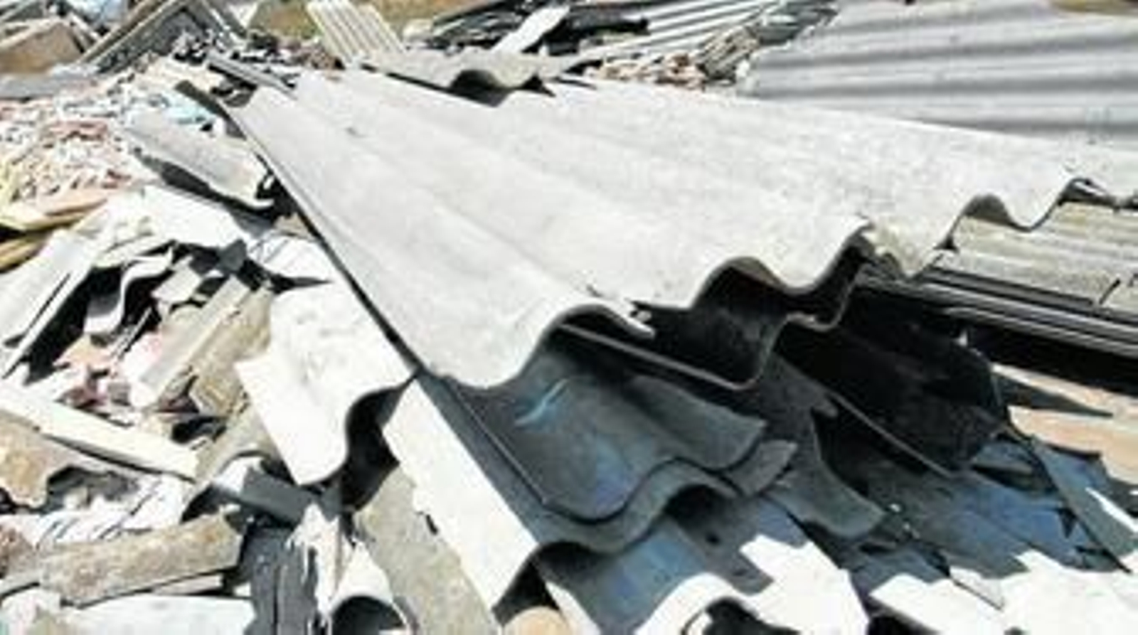 Piezas de uralita depositadas en el vertedero incontrolado a finales de junio, cuando IU presentó la denuncia.