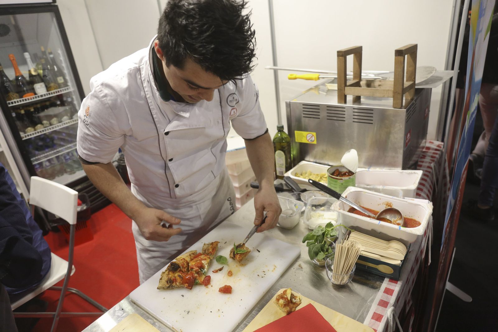 Un cocinero trabaja en un restaurante