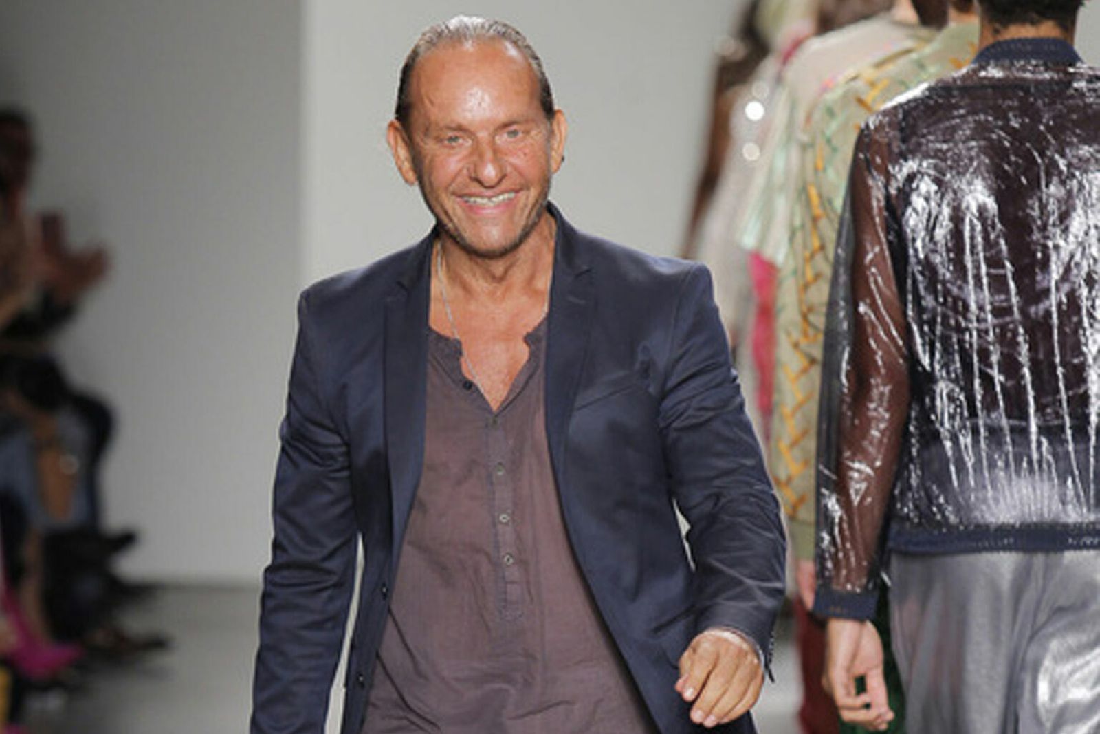 El diseñador Custo Dalmau sale a saludar al final de su desfile en la última pasarela de Madrid.