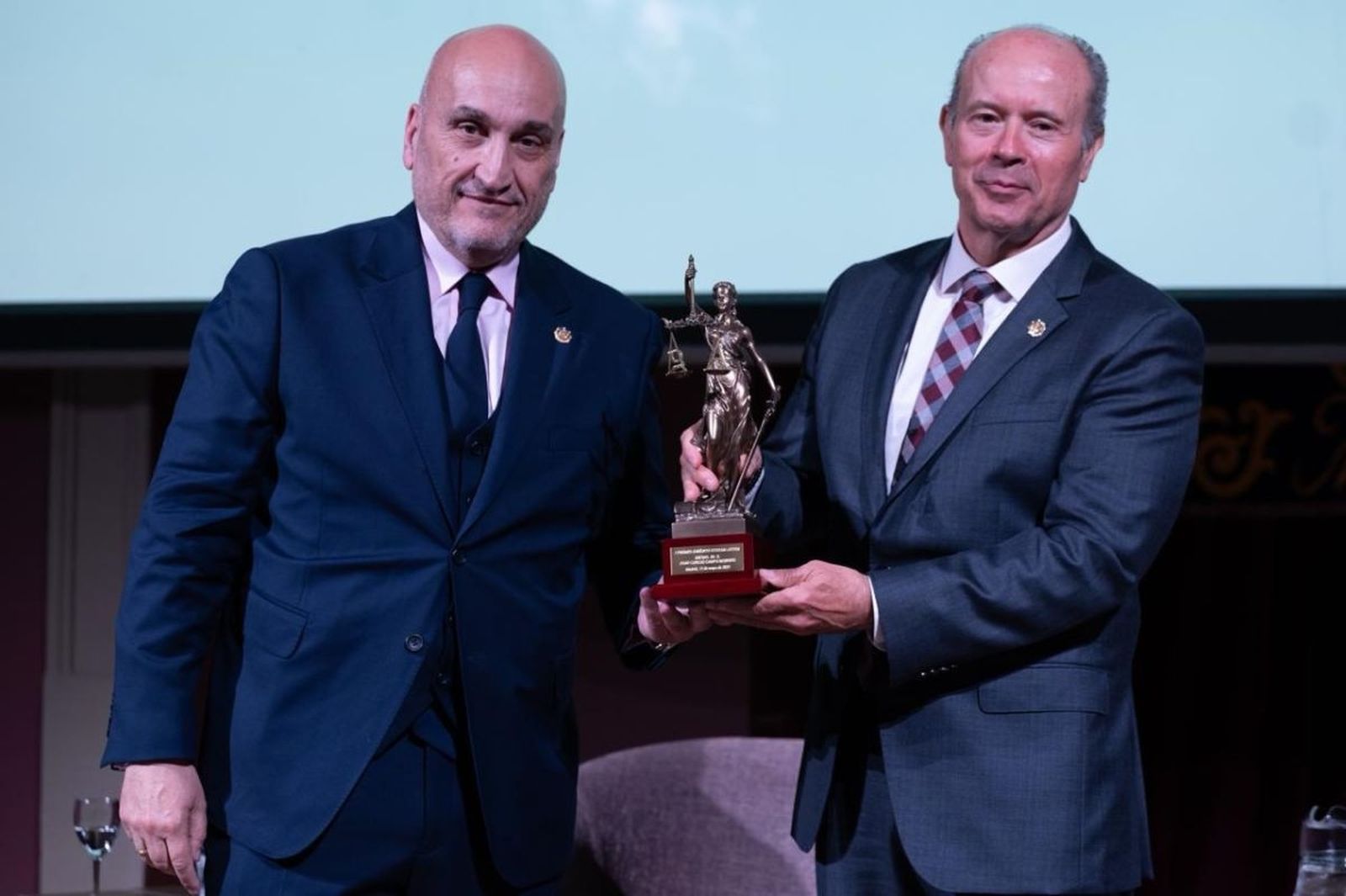 El magistrado del TC y ex ministro de Justicia Juan Carlos Campo recibe el galardón.