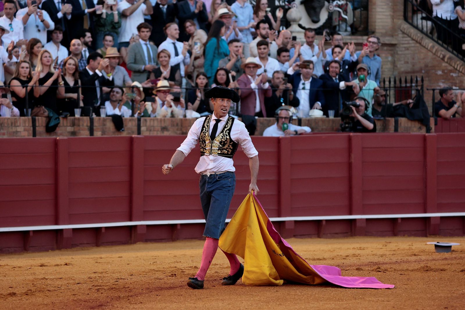 Sombreros en el ruedo ante el gesto de Manuel Escribano la tarde de los ‘victorinos’.