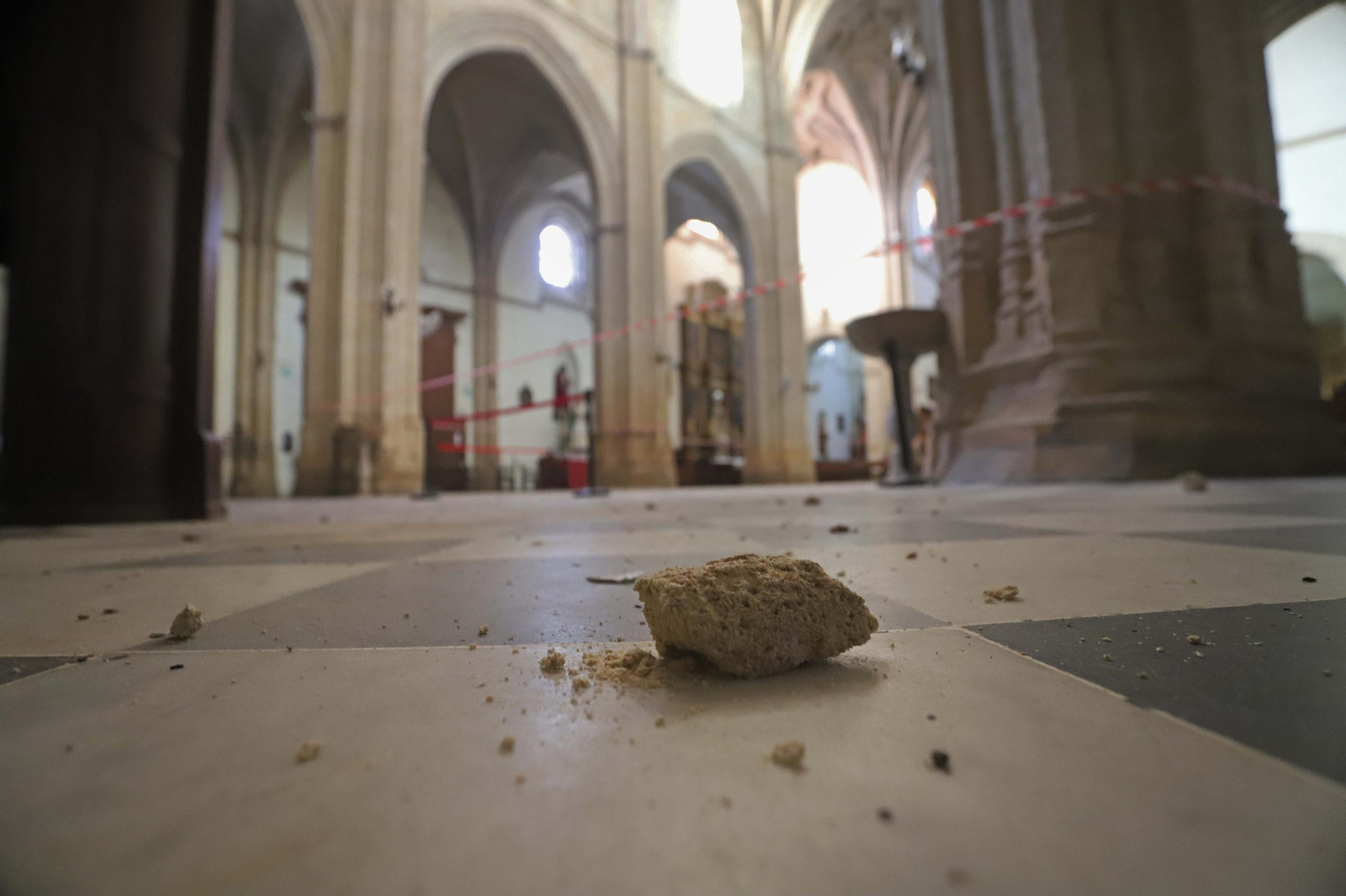 Fotos de los daños en las vidrieras de la iglesia de San Mateo, en Tarifa