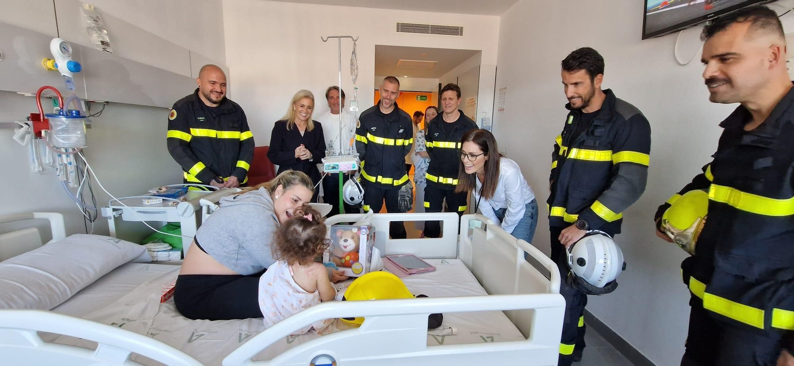 La visita de los bomberos a los pequeños ingresados en el hospital de La Línea.