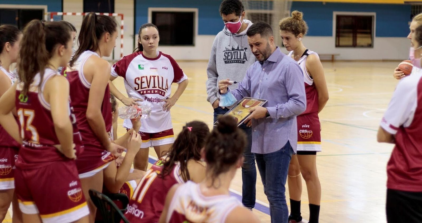 Fernando Planelles le da instrucciones a sus jugadoras en un tiempo muerto.
