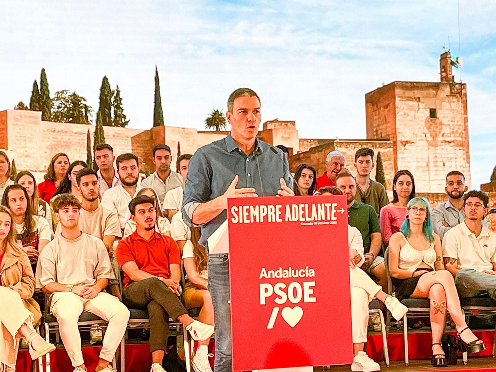 Las mejores imágenes del primer mitin de Pedro Sánchez tras recibir el encargo de formar gobierno por parte del Rey