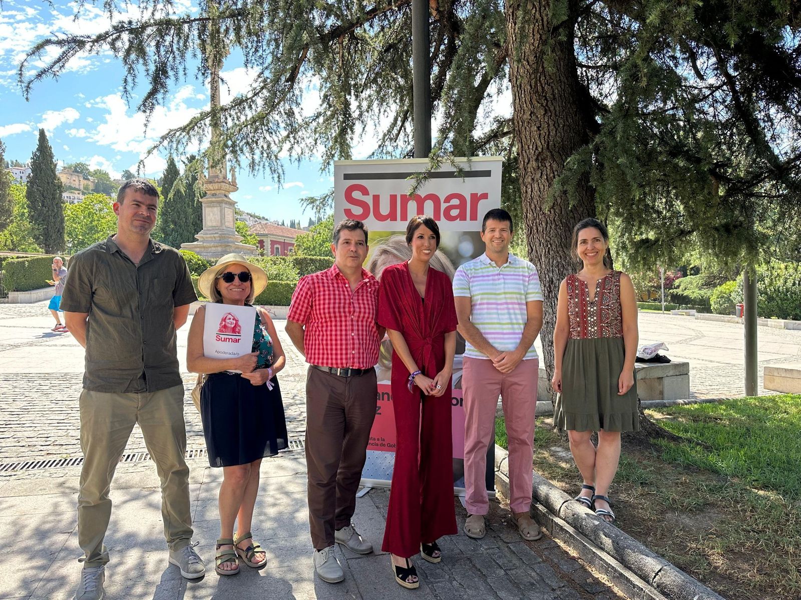 Martina Velarde, reunida junto a sus compañeros de formación en la Plaza del Triunfo de Granada