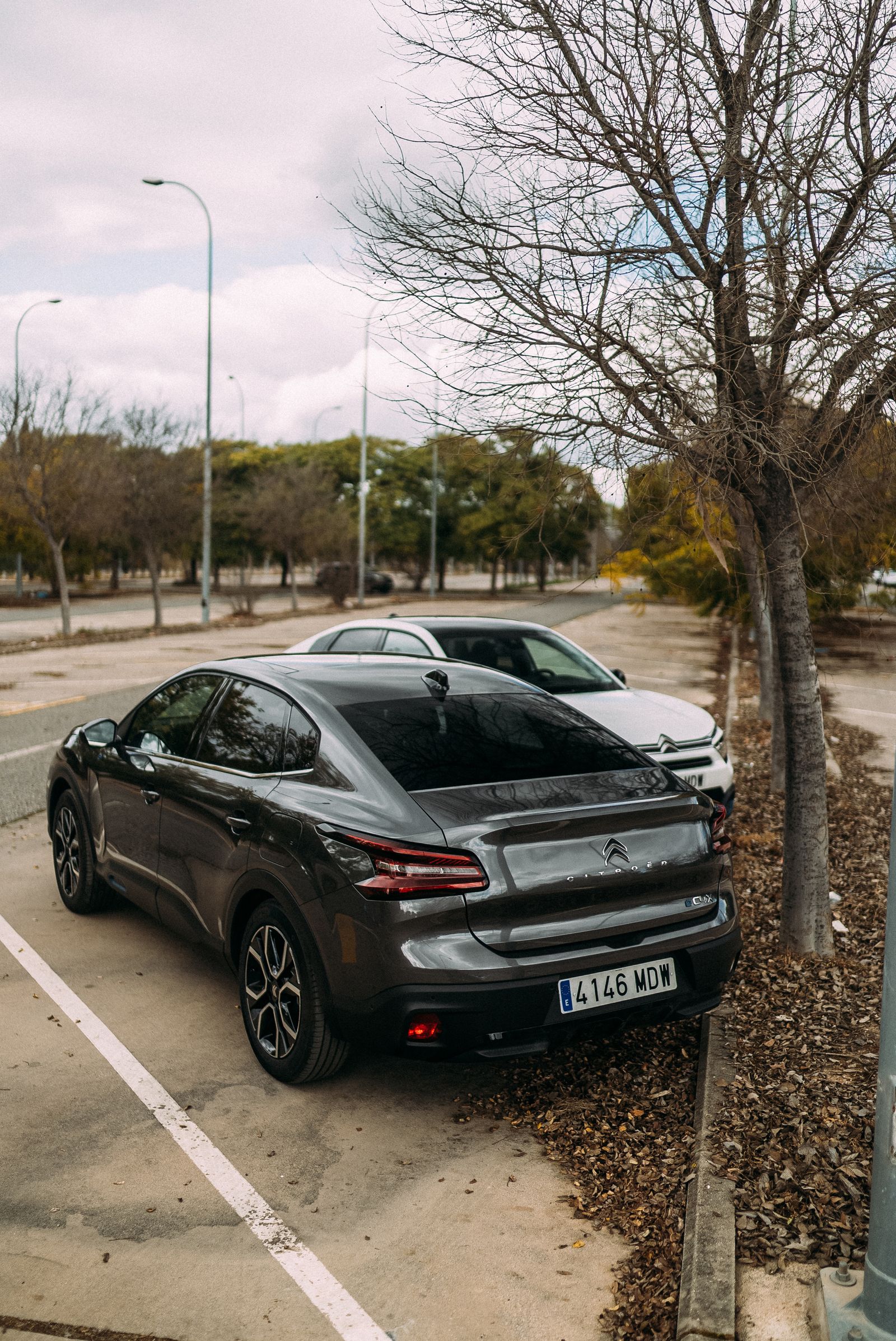 Tener ese volumen tras el habitáculo permite que la capacidad del maletero pase de los 380 litros de su hermano a 510.