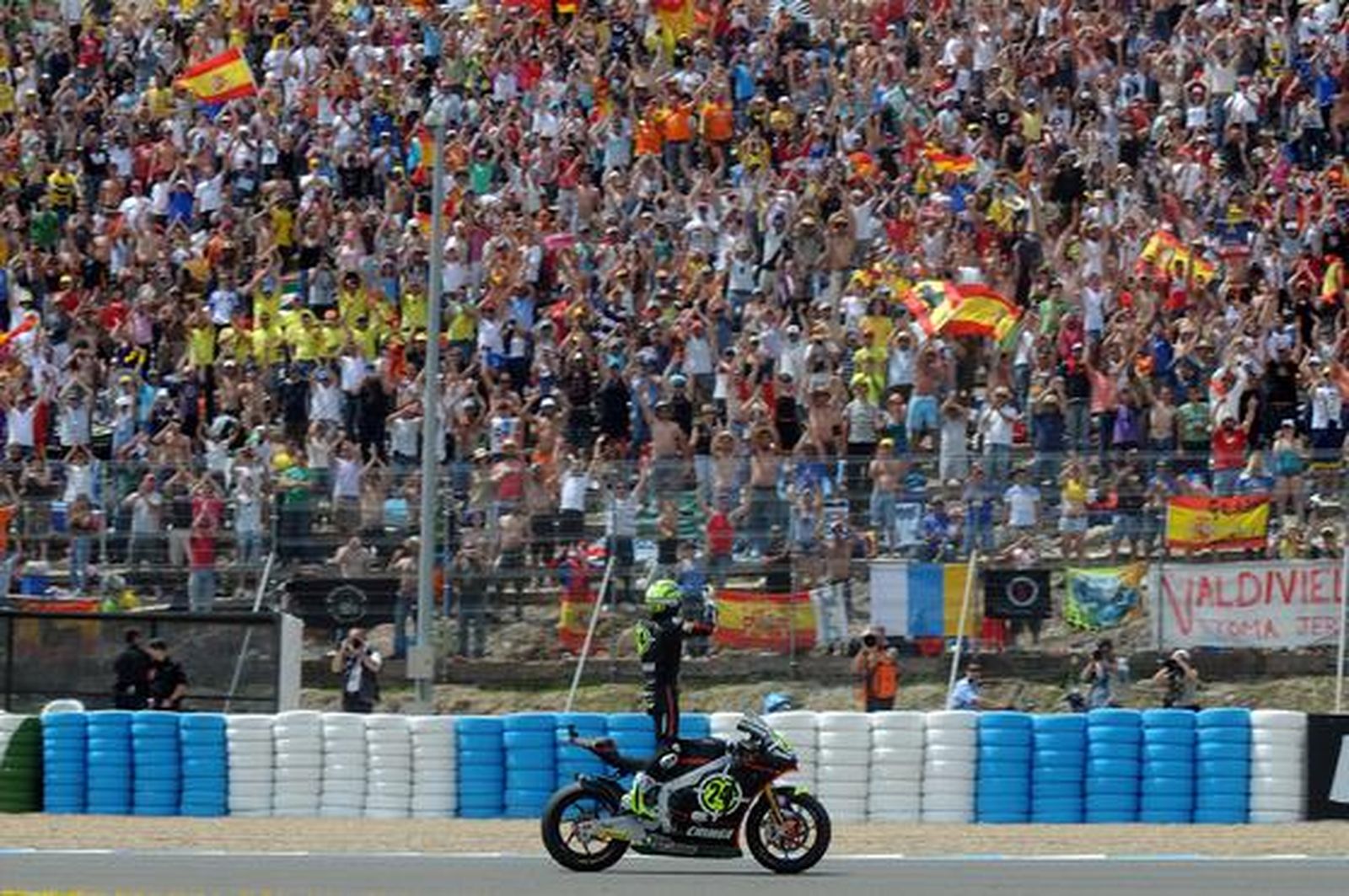 Toni Elías gana el pulso a Tomizawa y sube a lo más alto del cajón en Moto2. 

Foto: Juan Carlos Toro y Manuel Aranda