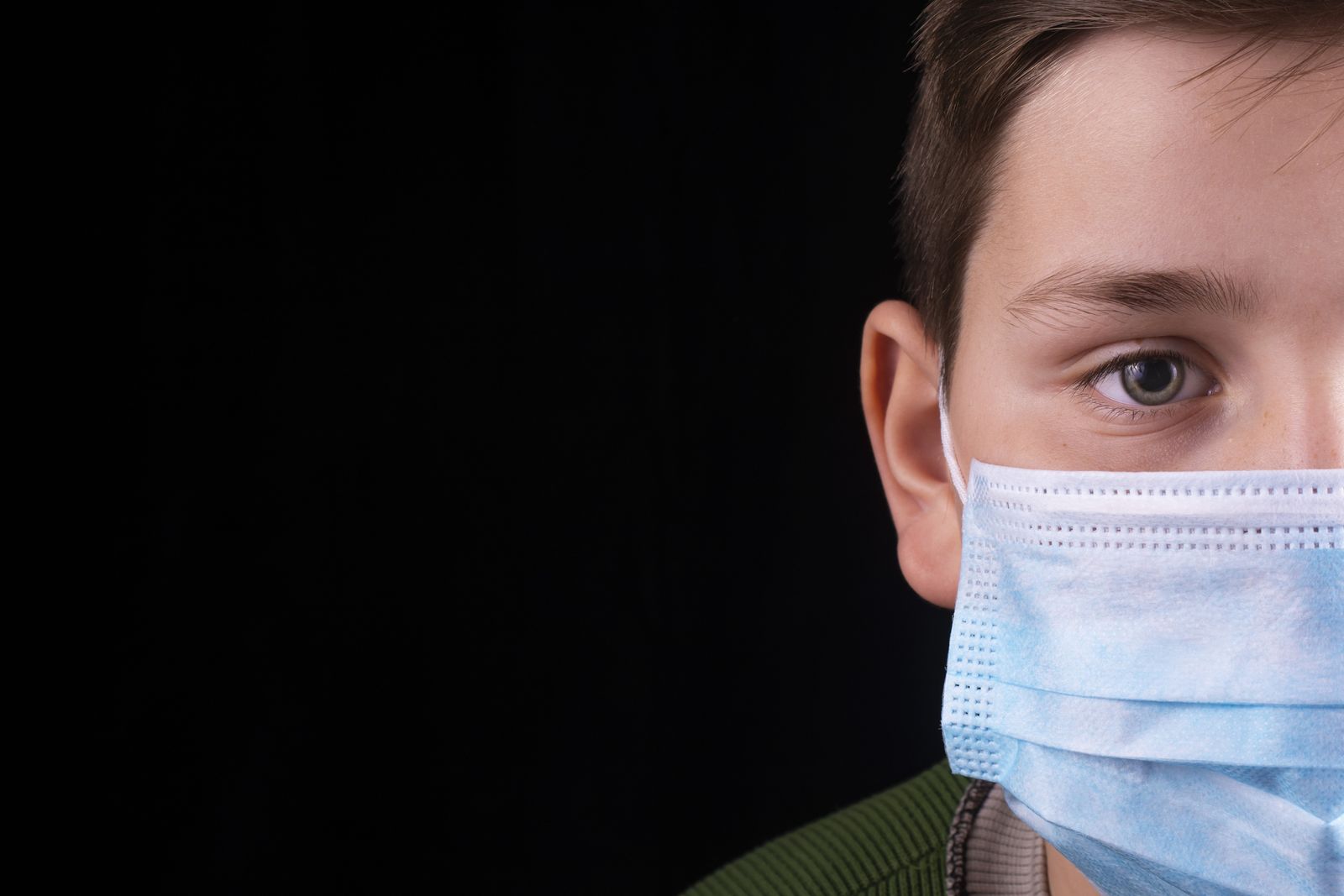 Los niños pueden utilizar mascarillas adaptando las de adultos.