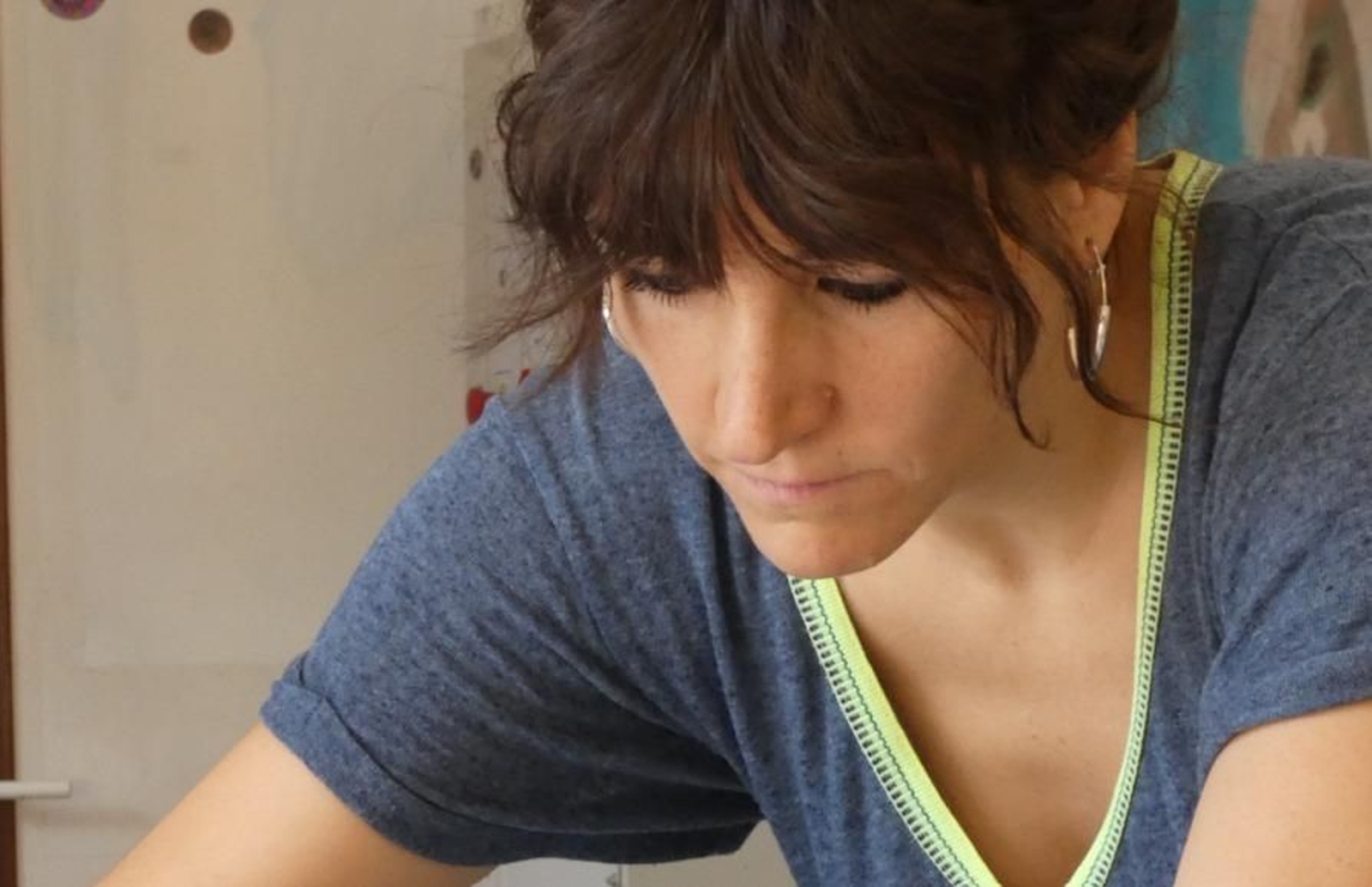 María Dolores Gallego ha trabajado en la relación entre el arte textil, el paisaje y la memoria material del territorio.