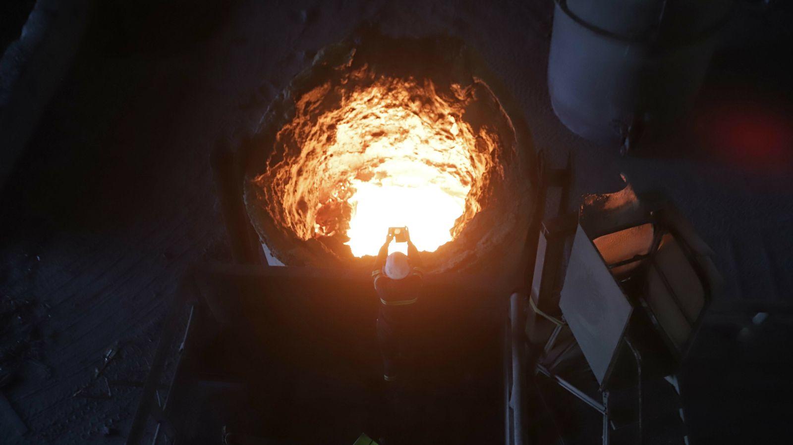 Un operario hace fotos del acero líquido en Acerinox.