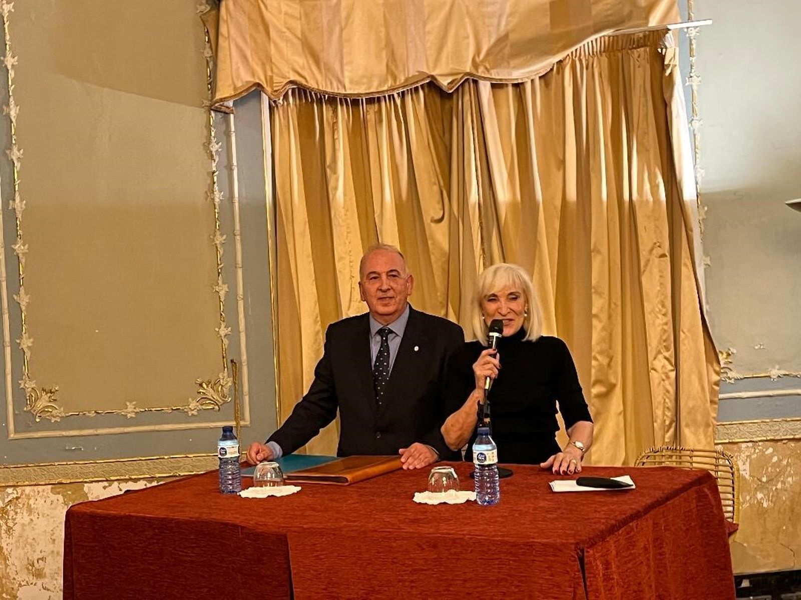 El coronel Jesús Núñez con Susi Cigüela durante la conferencia titulada ‘La creación de la Guardia Civil como nuevo modelo de seguridad pública’.