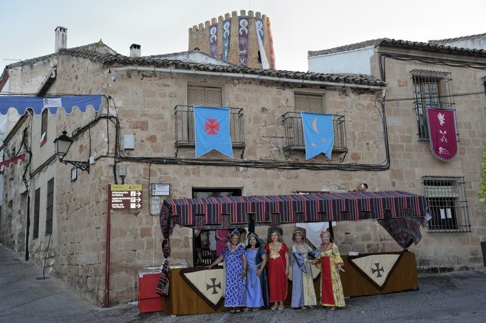 Cada año celebran fiestas medievales, con sus calles y monumentos como atracción principal. Baños de la Encina, uno de los pueblos más bonitos de España