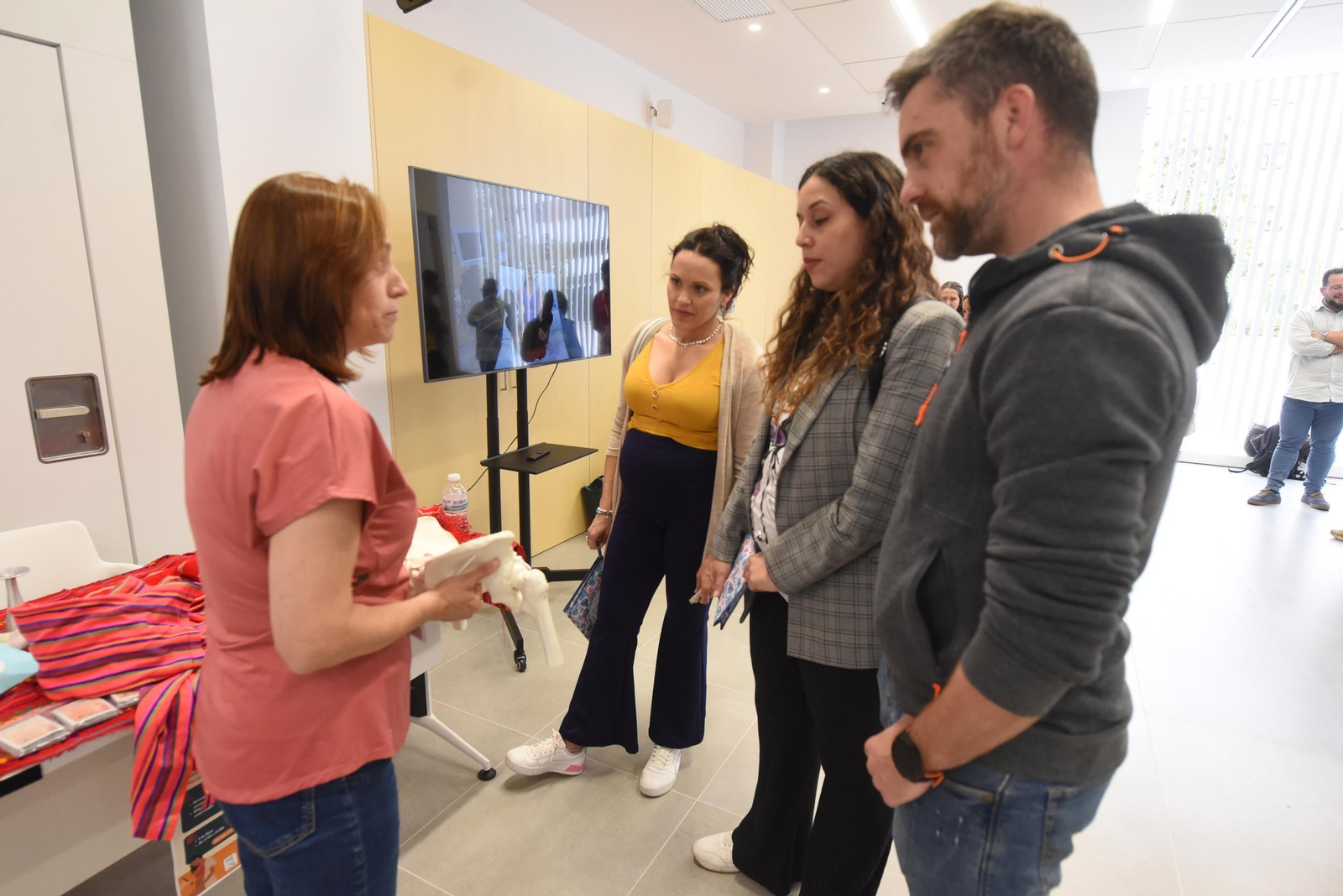 Córdoba celebra el Día de la Matrona con una sesión de 'belly painting'