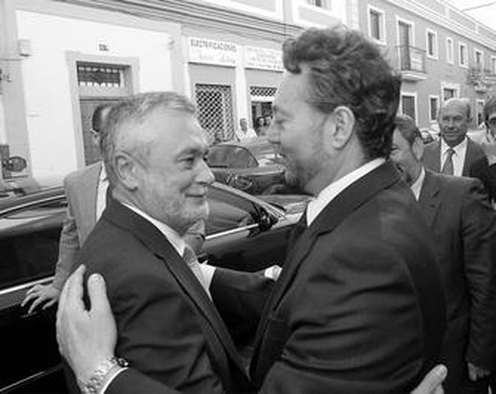 El presidente del Grupo Joly, José Joly, saluda al presidente de la Junta de Andalucía, José Antonio Griñán, a su llegada al complejo de los Museos de la Atalaya.
