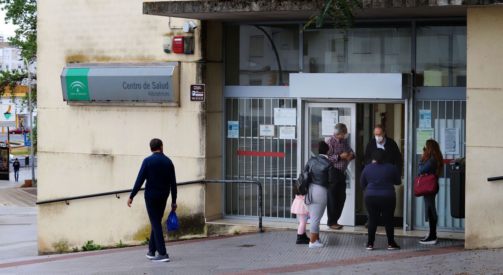 Puerta de acceso al centro de salud de Adoratrices.