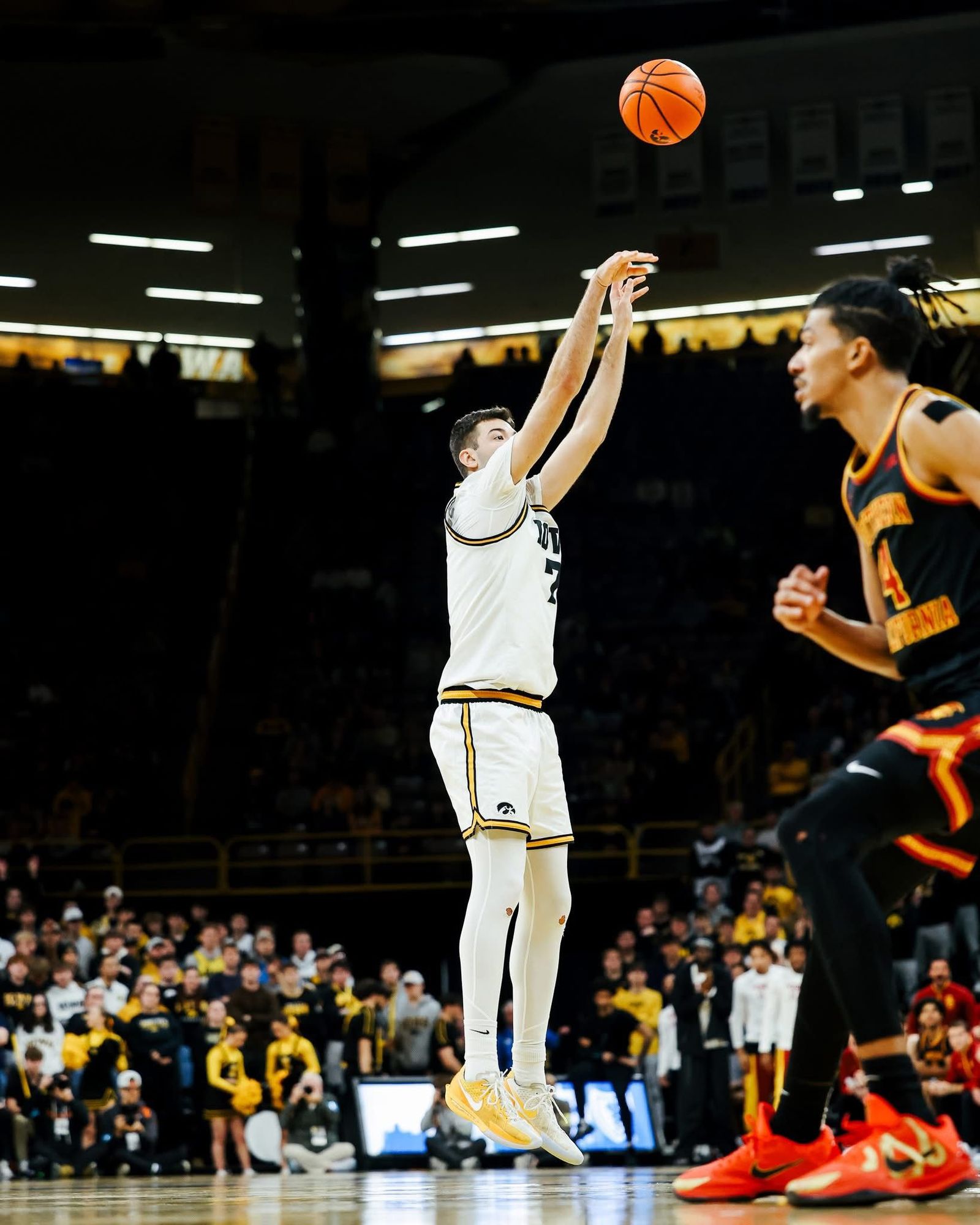 NCAA: Álvaro Folgueiras, partidazo en la victoria apretada de Iowa