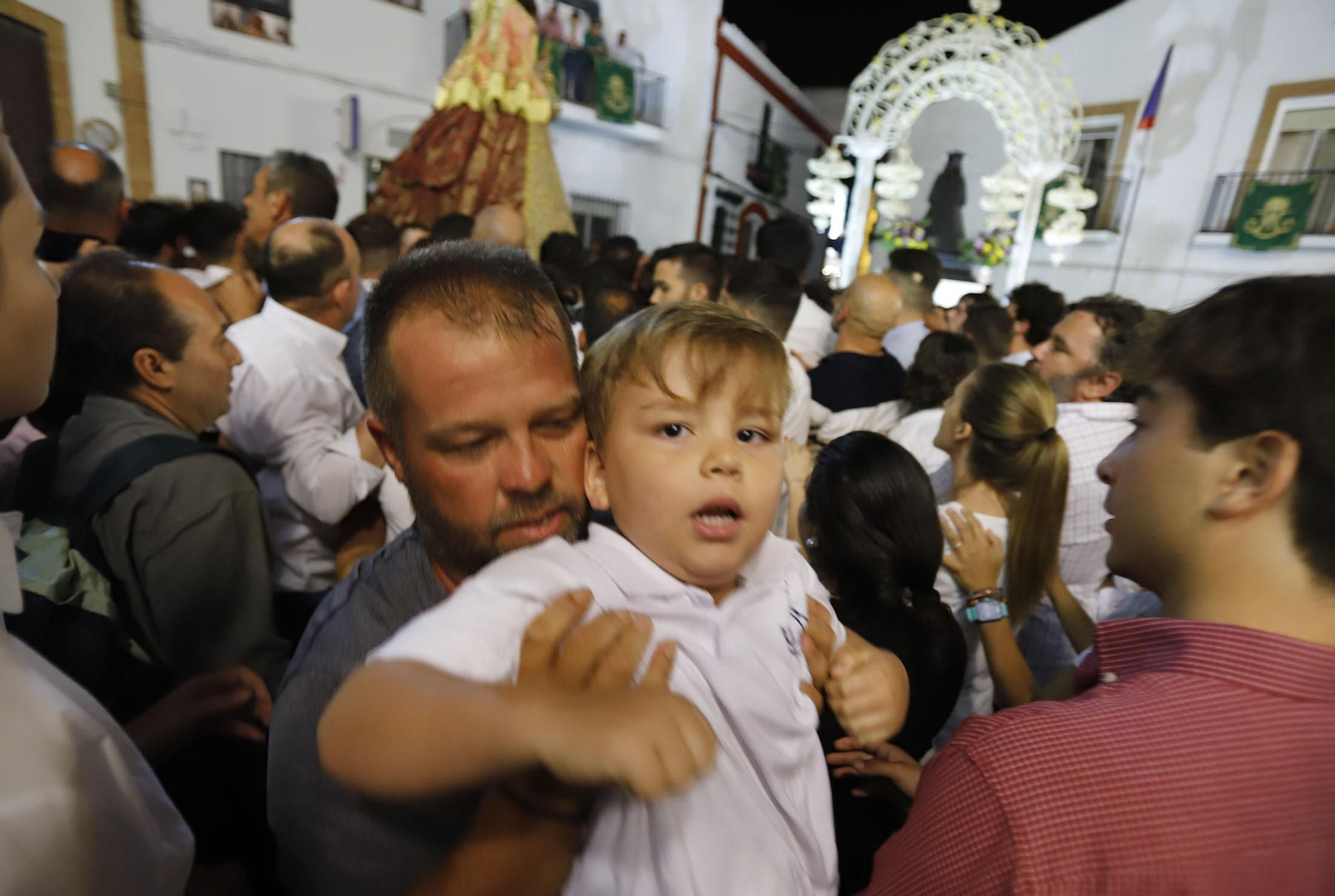 La Virgen del Rocío recorre las calles de Almonte hacia el Chaparral para el inicio del Camino de los Llanos