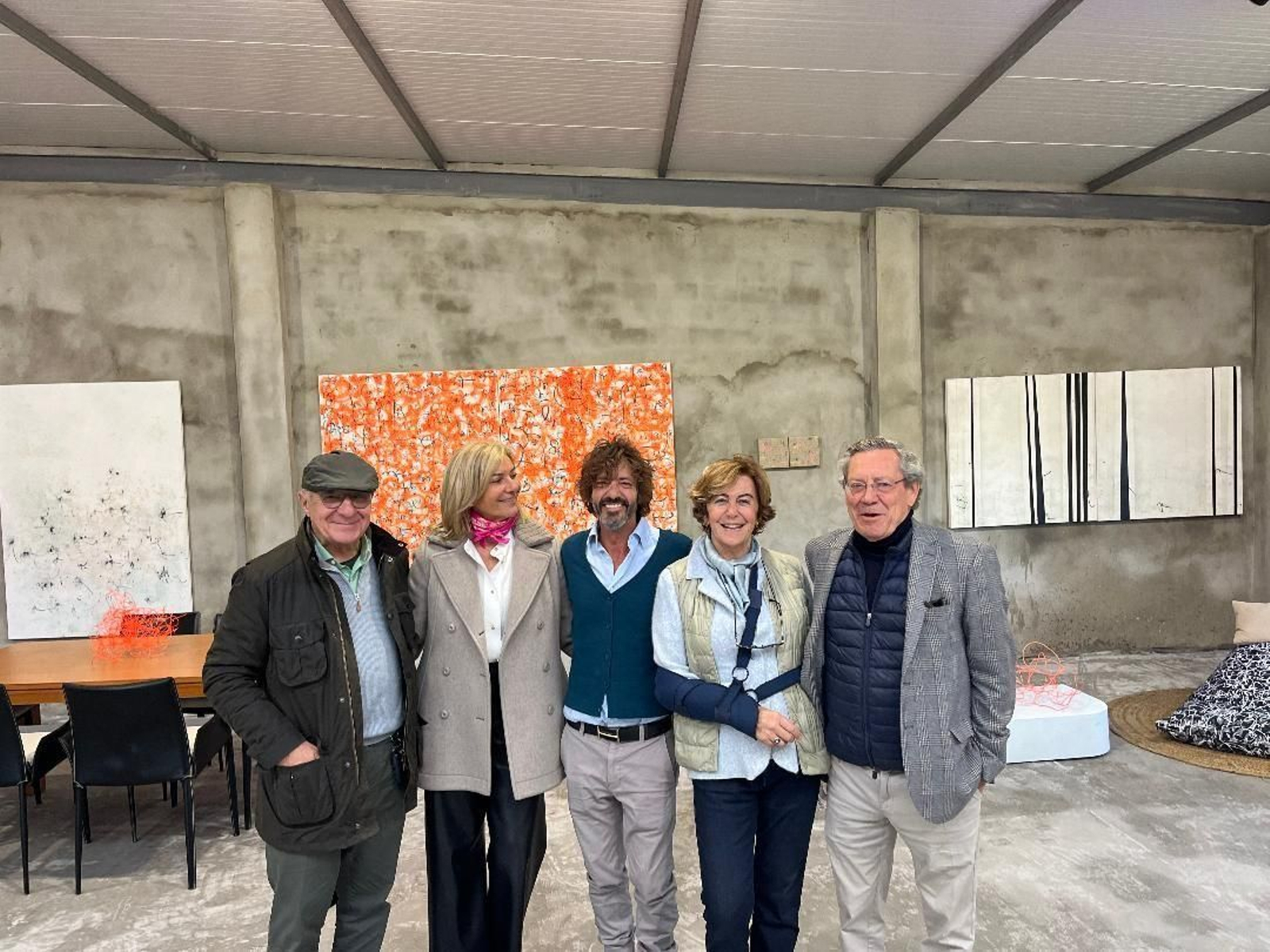 Álvaro Renedo,  María Jose Mainé, Willie Márquez, Ana Zolba y Álvaro Racero, recorriendo el espacio expositivo del nuevo estudio.