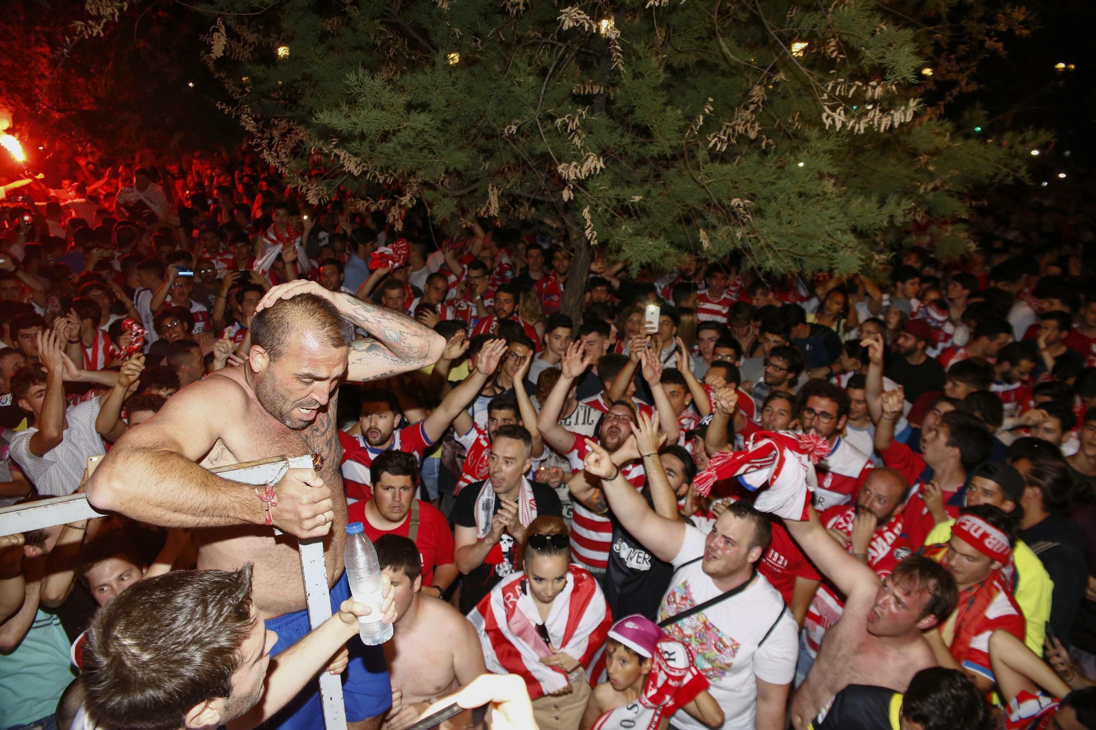 Las mejores imágenes de cómo Granada celebró el ascenso en la Fuente de las Batallas