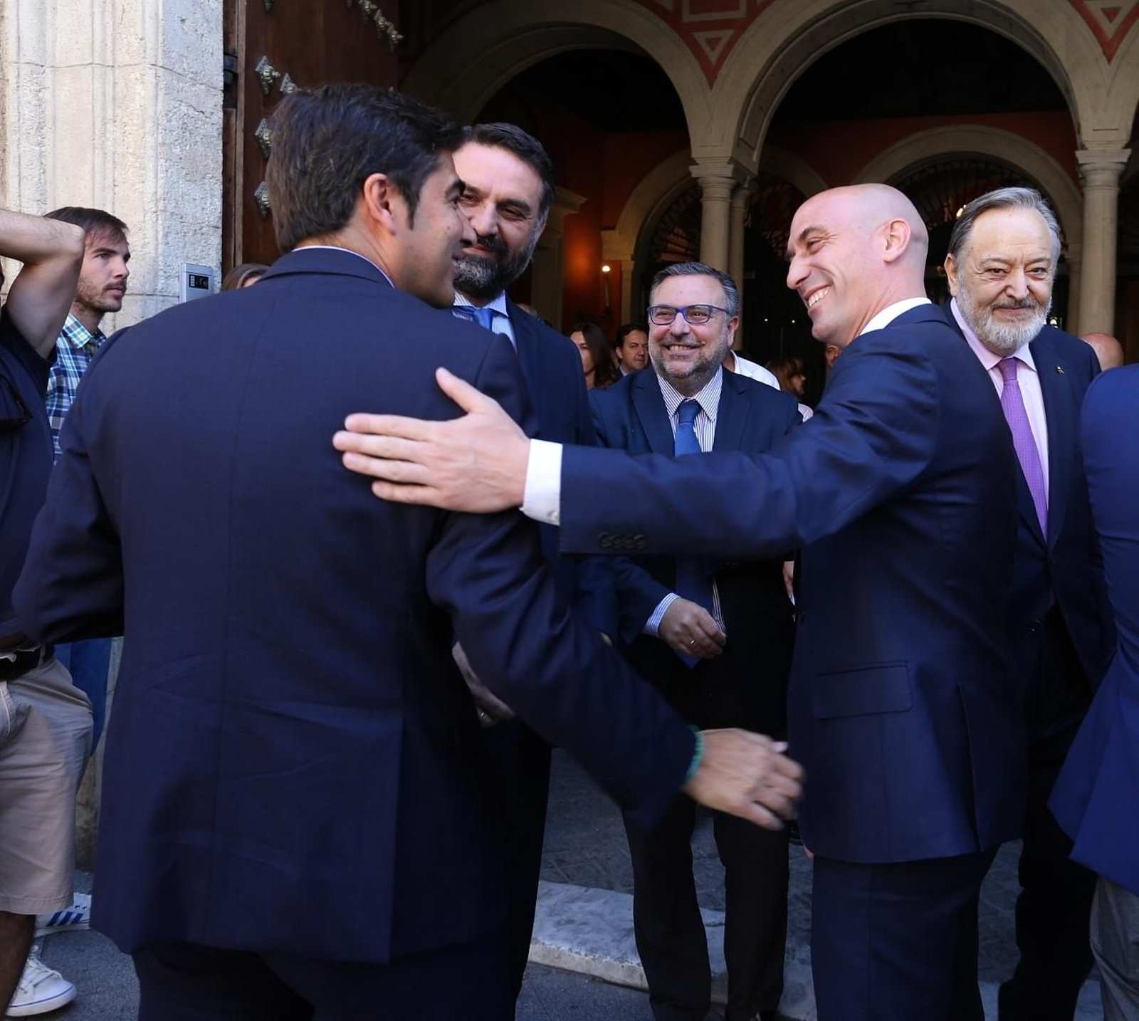 Ángel Haro saluda a Luis Rubiales en un acto de 2018.