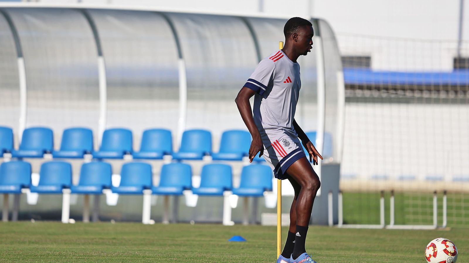 Malam Camará devuelve una pelota en un entrenamiento de pretemporada.