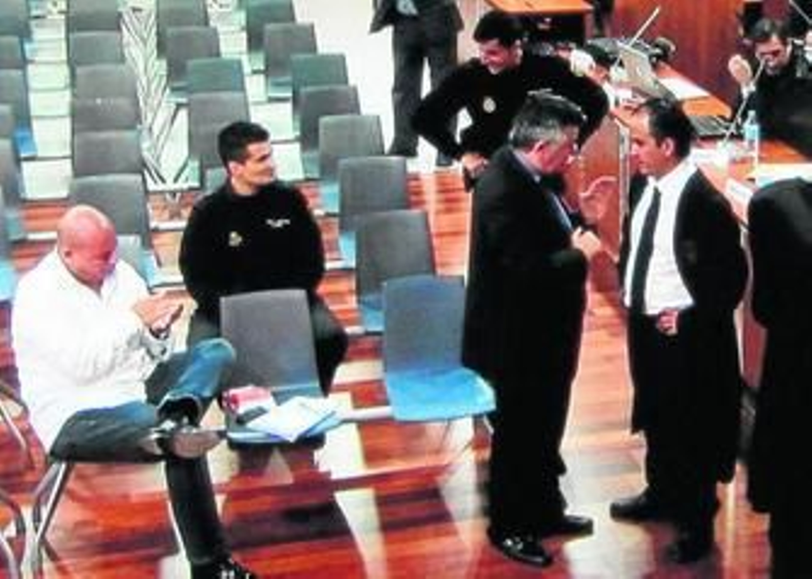 Juan Antonio Roca, durante la liberación de los magistrados, hablando con su contable, Salvador Gardoqui, rodeados por las demás defensas. Juan Antonio Roca, durante la liberación de los magistrados, hablando con su contable, Salvador Gardoqui, rodeados por las demás defensas.