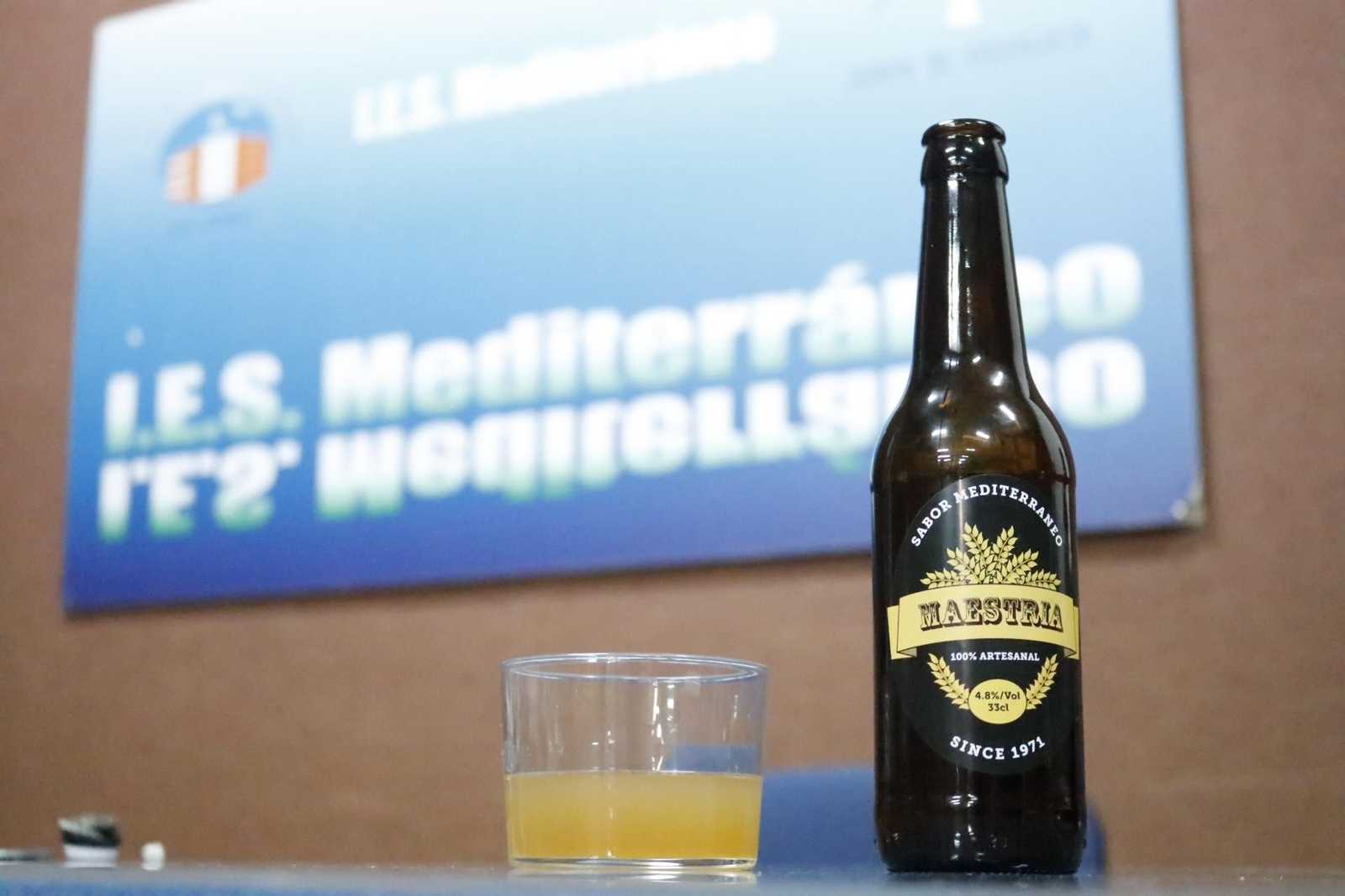 Imágenes de la presentación de la nueva cerveza de los alumnos del IES Mediterráneo