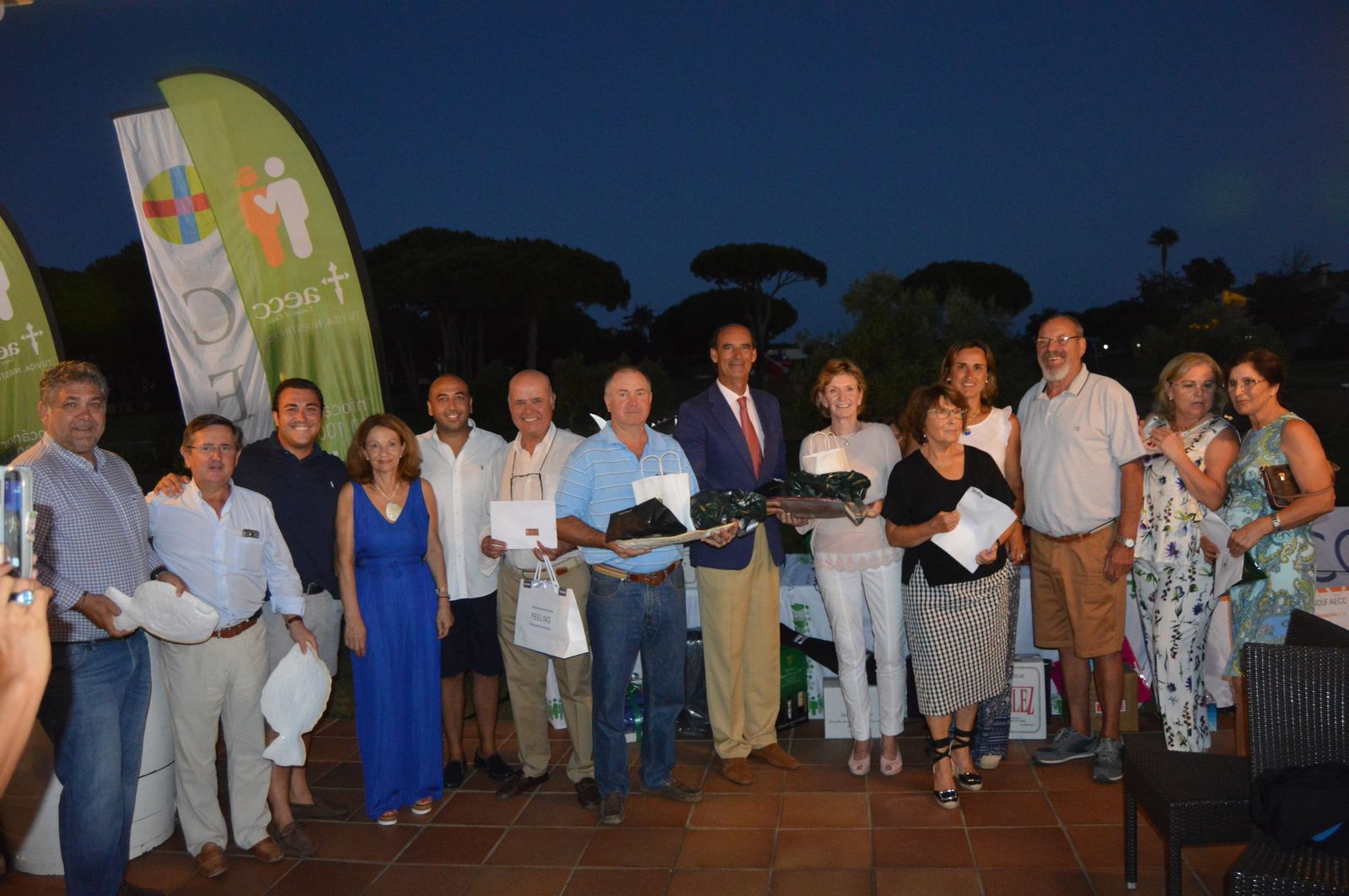La presidenta de la Asociación del Cáncer en Chiclana de la Frontera, Isabel Montero, junto a todos los ganadores, tras finalizar la entrega de trofeos.