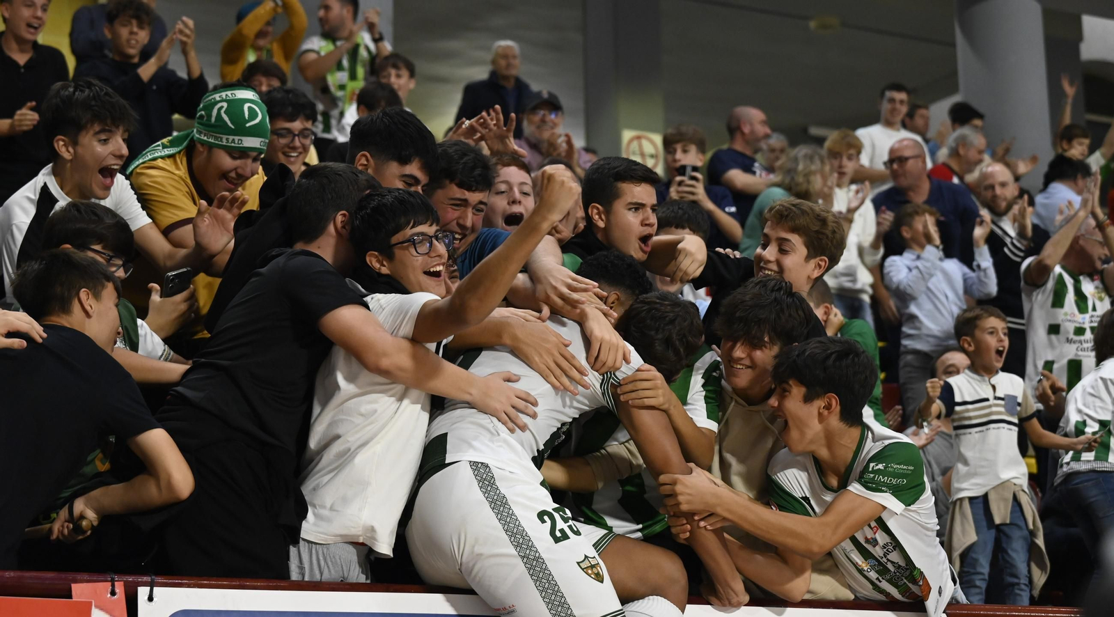 Kaué Pereira celebra con los seguidores del Córdoba Futsal su gol al Manzanares.