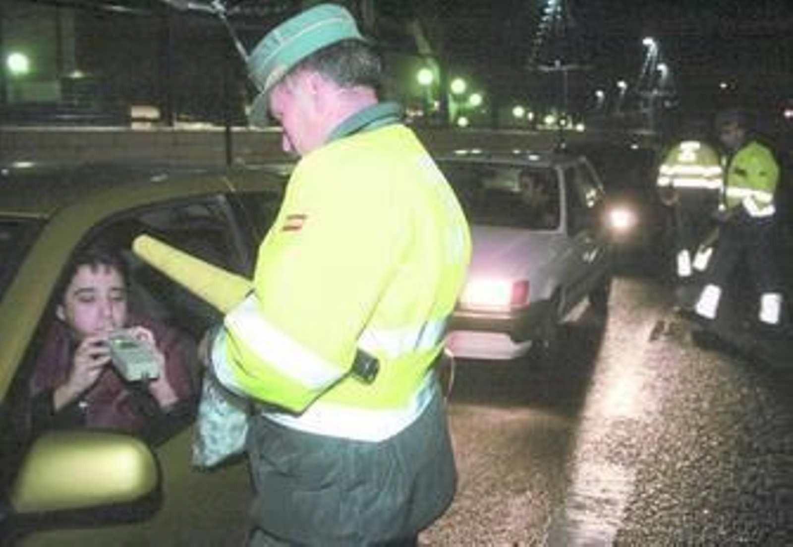 Un conductor sopla en un alcoholímetro.