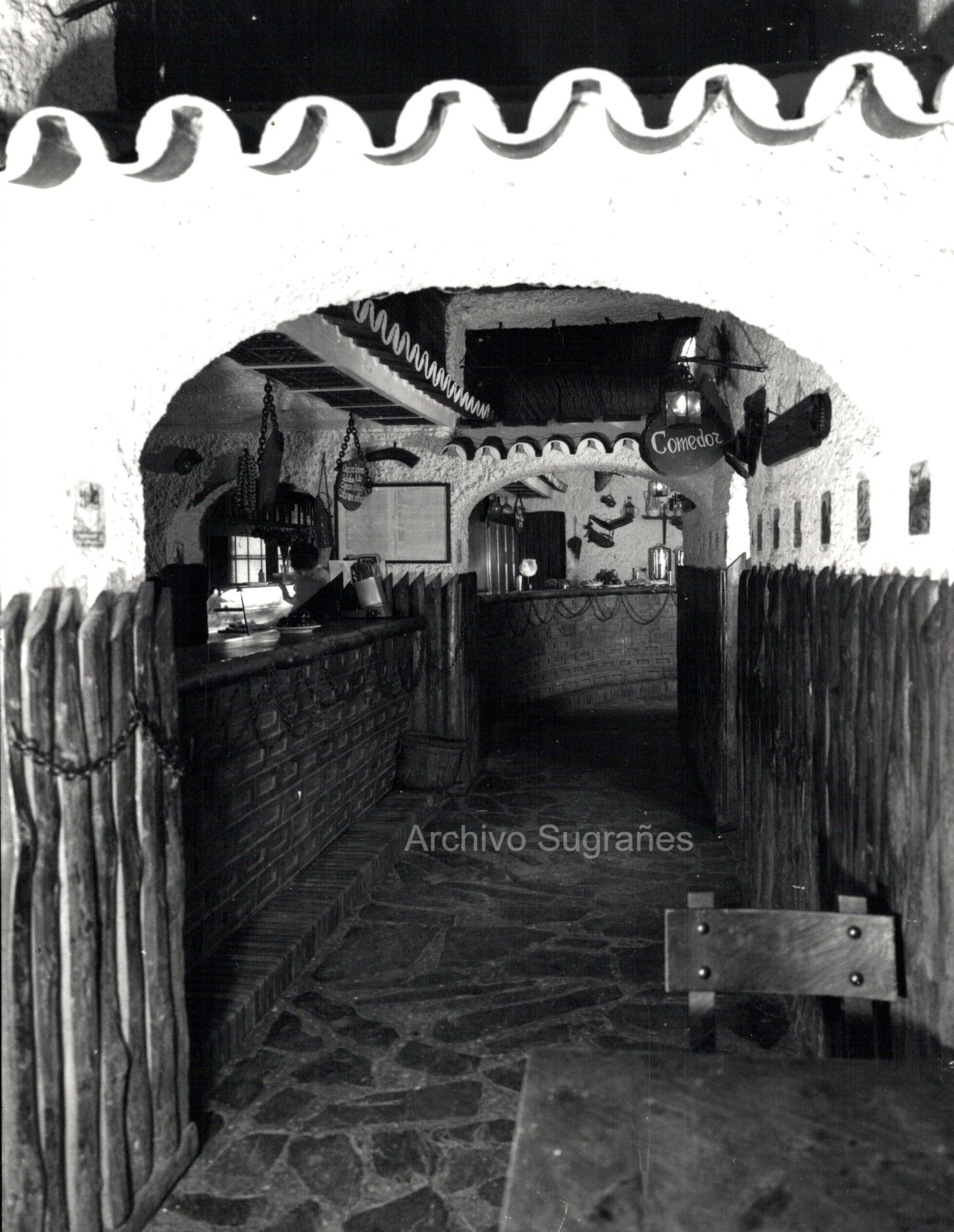 La barra del bar en el pasillo entre las dos estancias del bar restaurante.