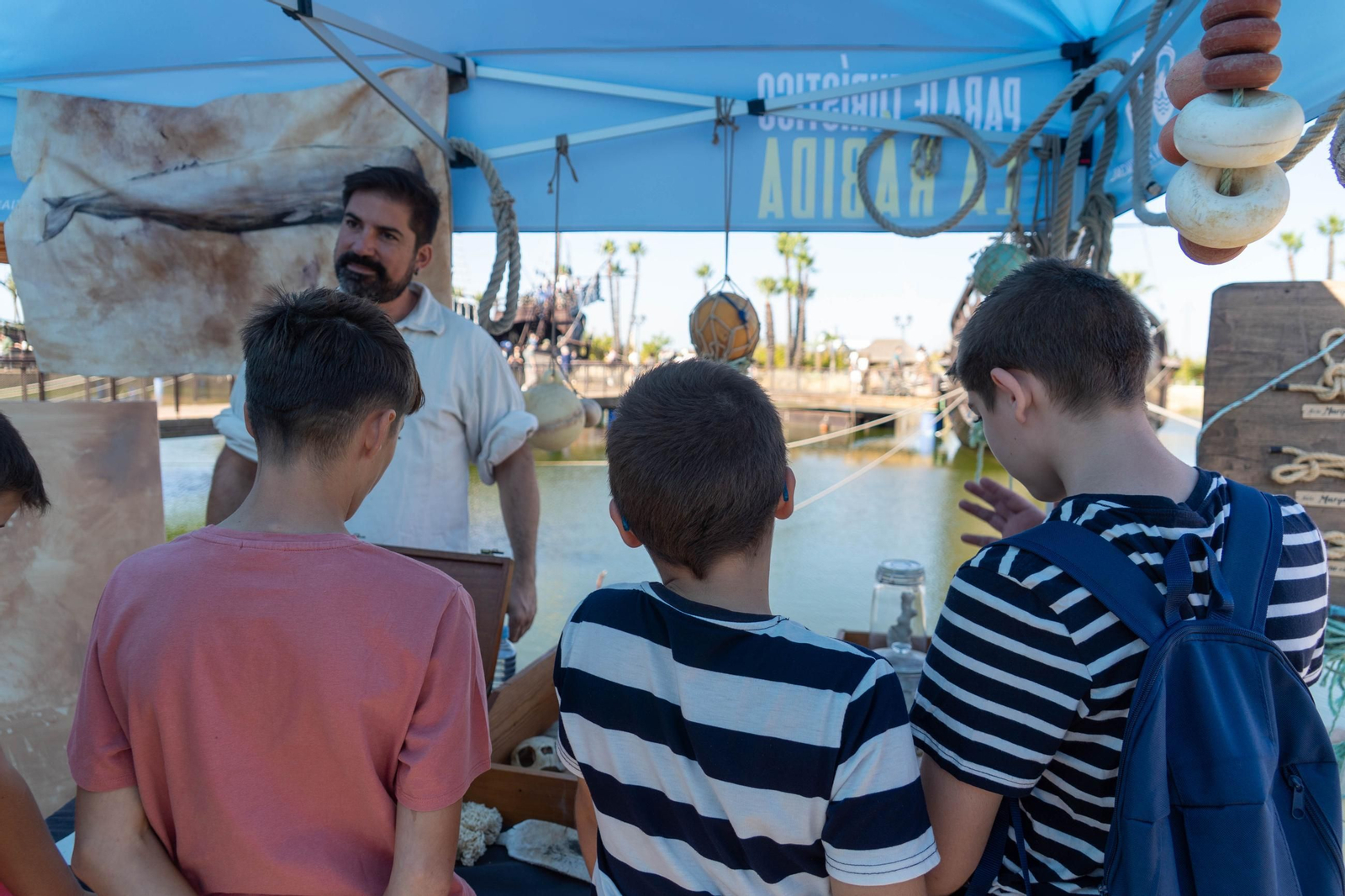 La jornada de puertas abiertas en el Muelle de las Carabelas en imágenes