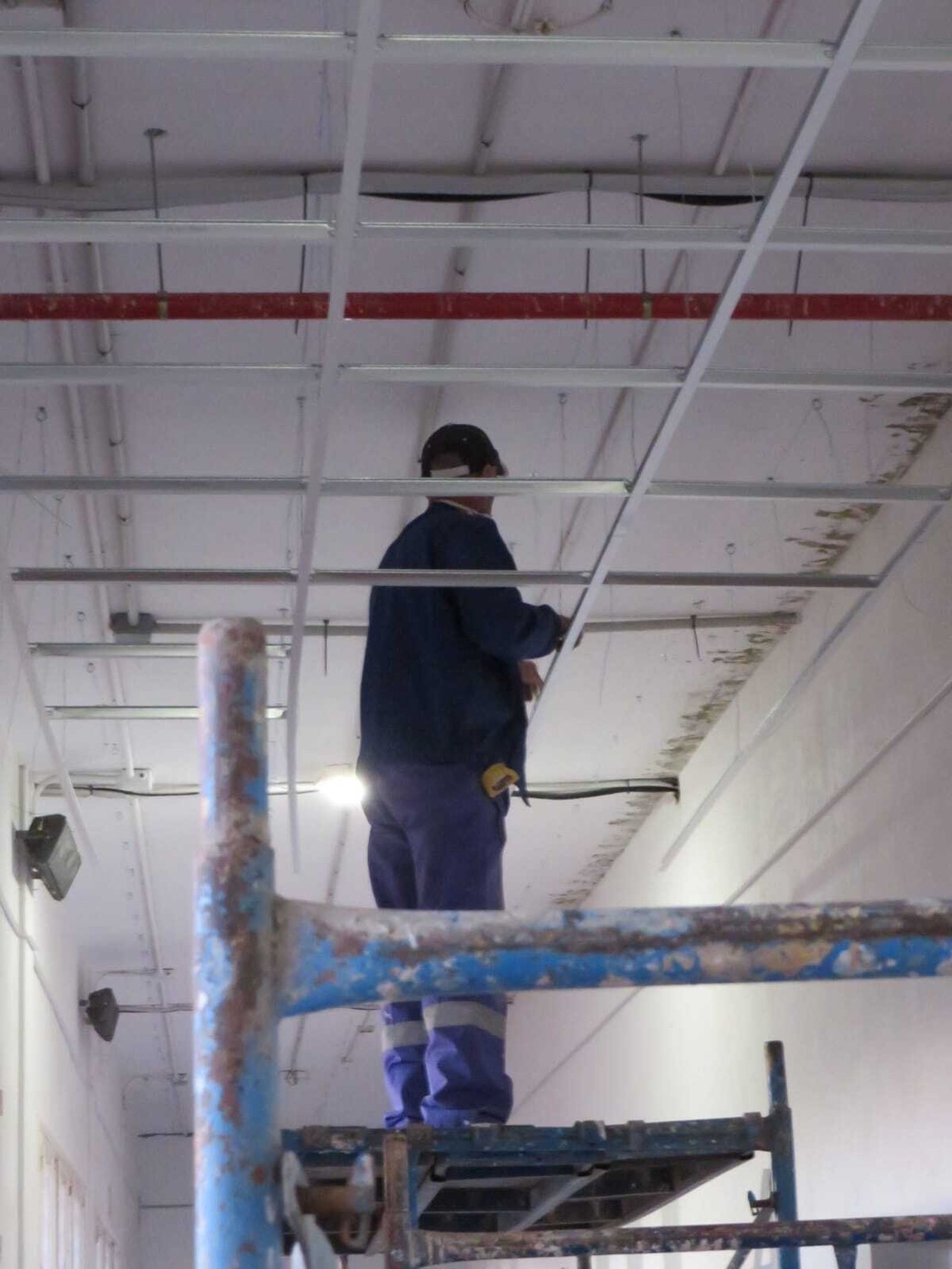 Uno de los alumnos del módulo de operaciones auxiliares de revestimientos continuos en construcción.