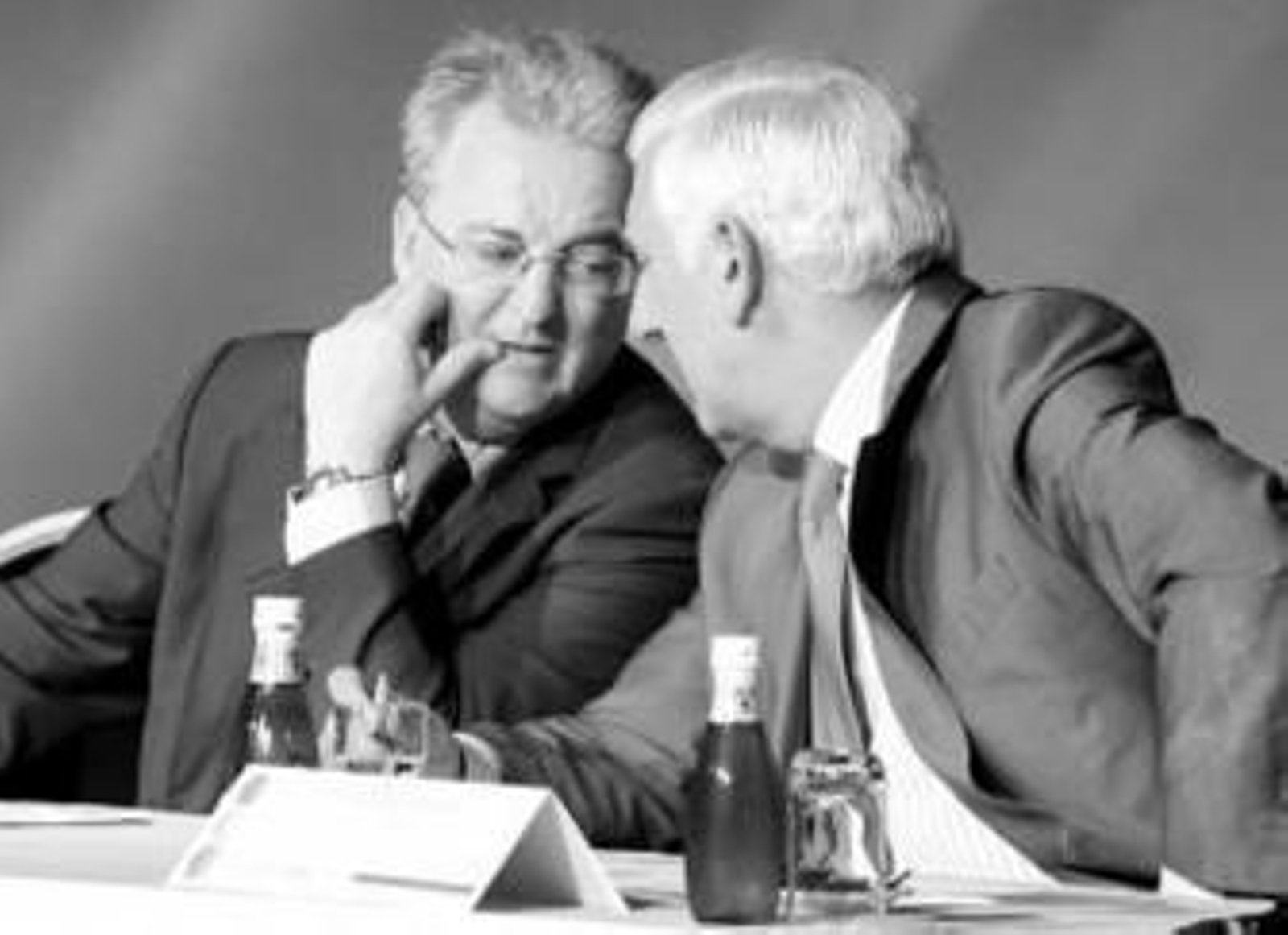 El consejero de Empleo, conversando con el presidente de la CEA.